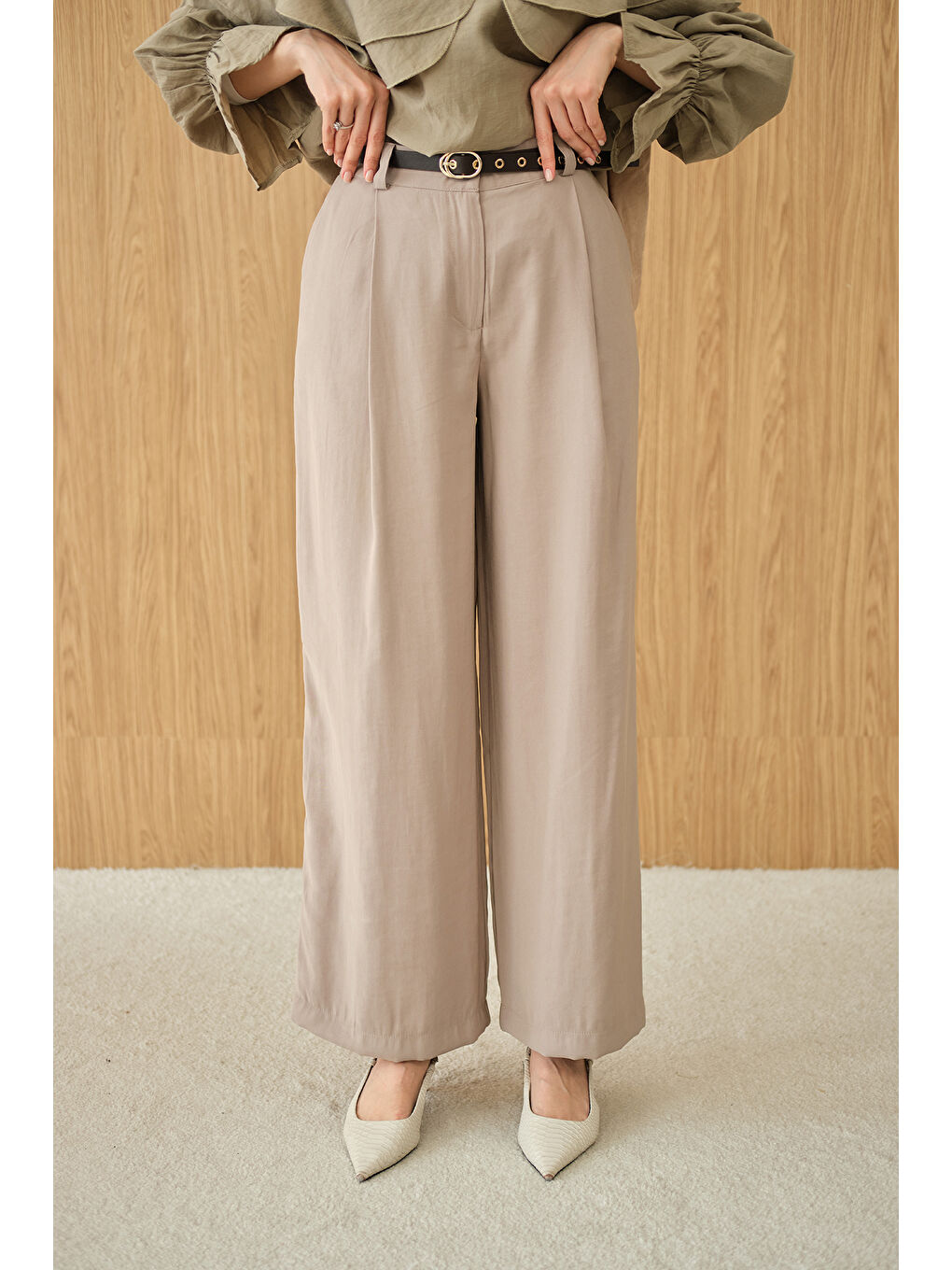 Ekru Kadın Pileli Kemerli Pantolon Krem-3