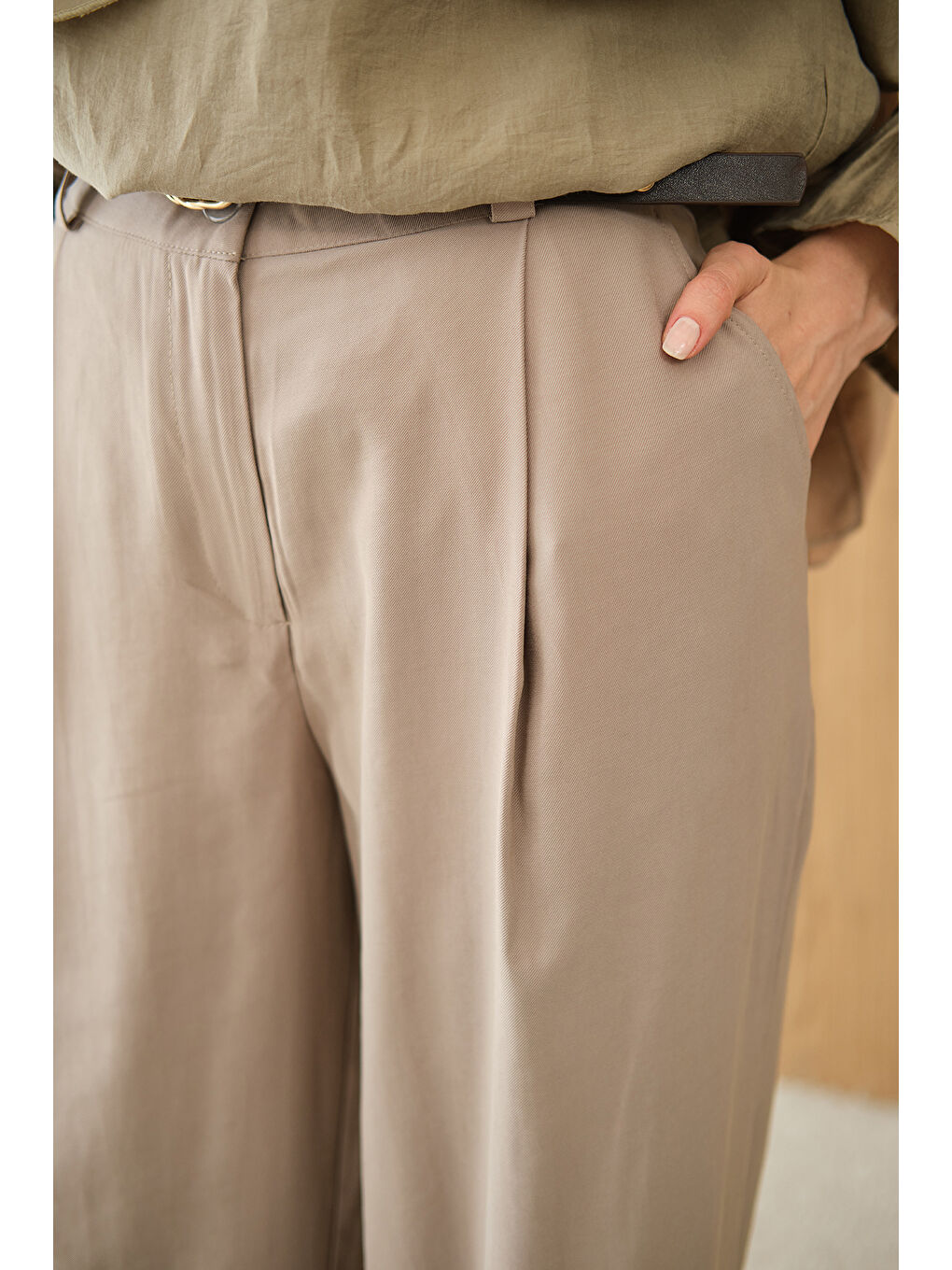 Ekru Kadın Pileli Kemerli Pantolon Krem-4