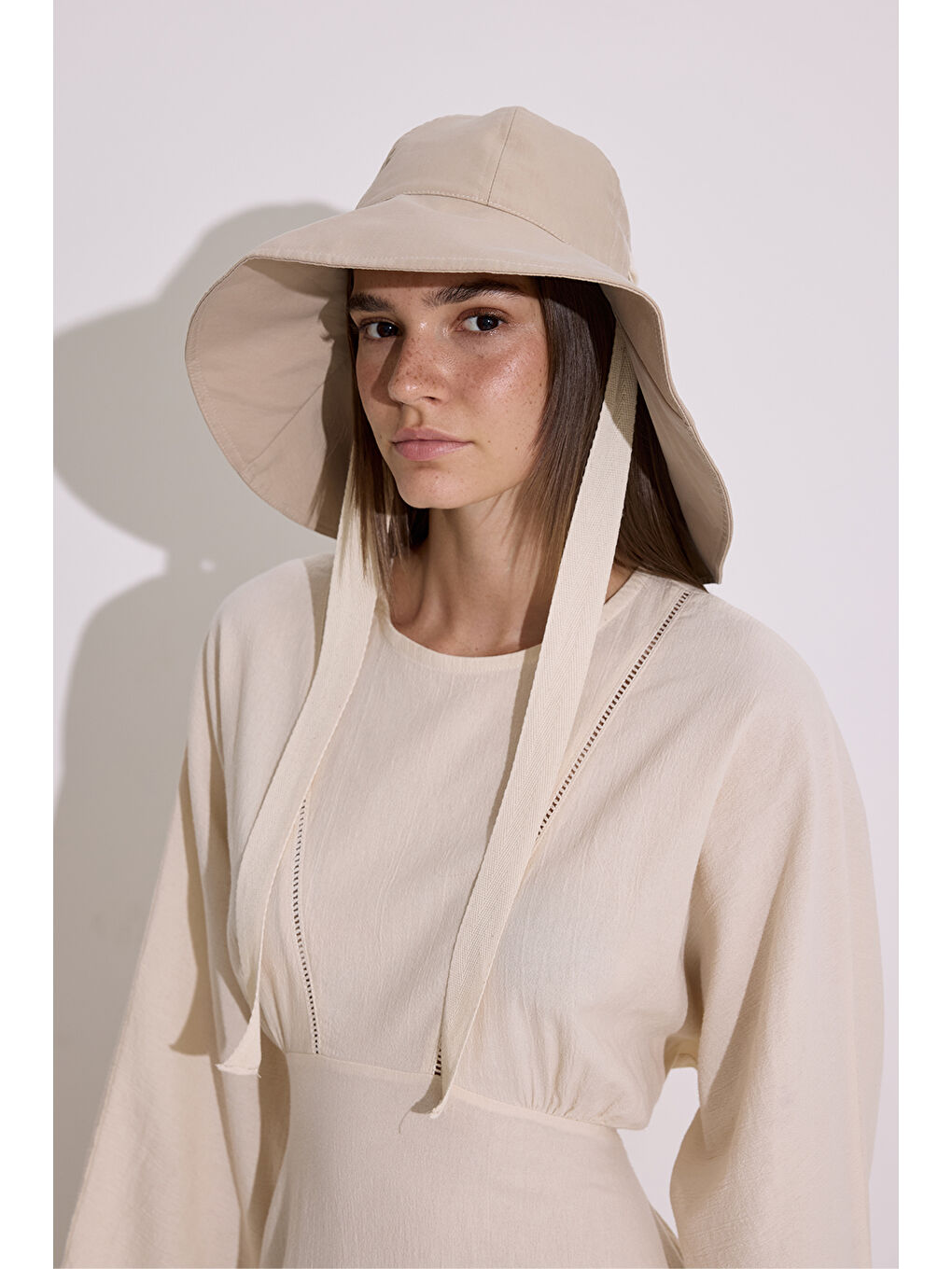 Kordon Detaylı Geniş Şapka Bej-1