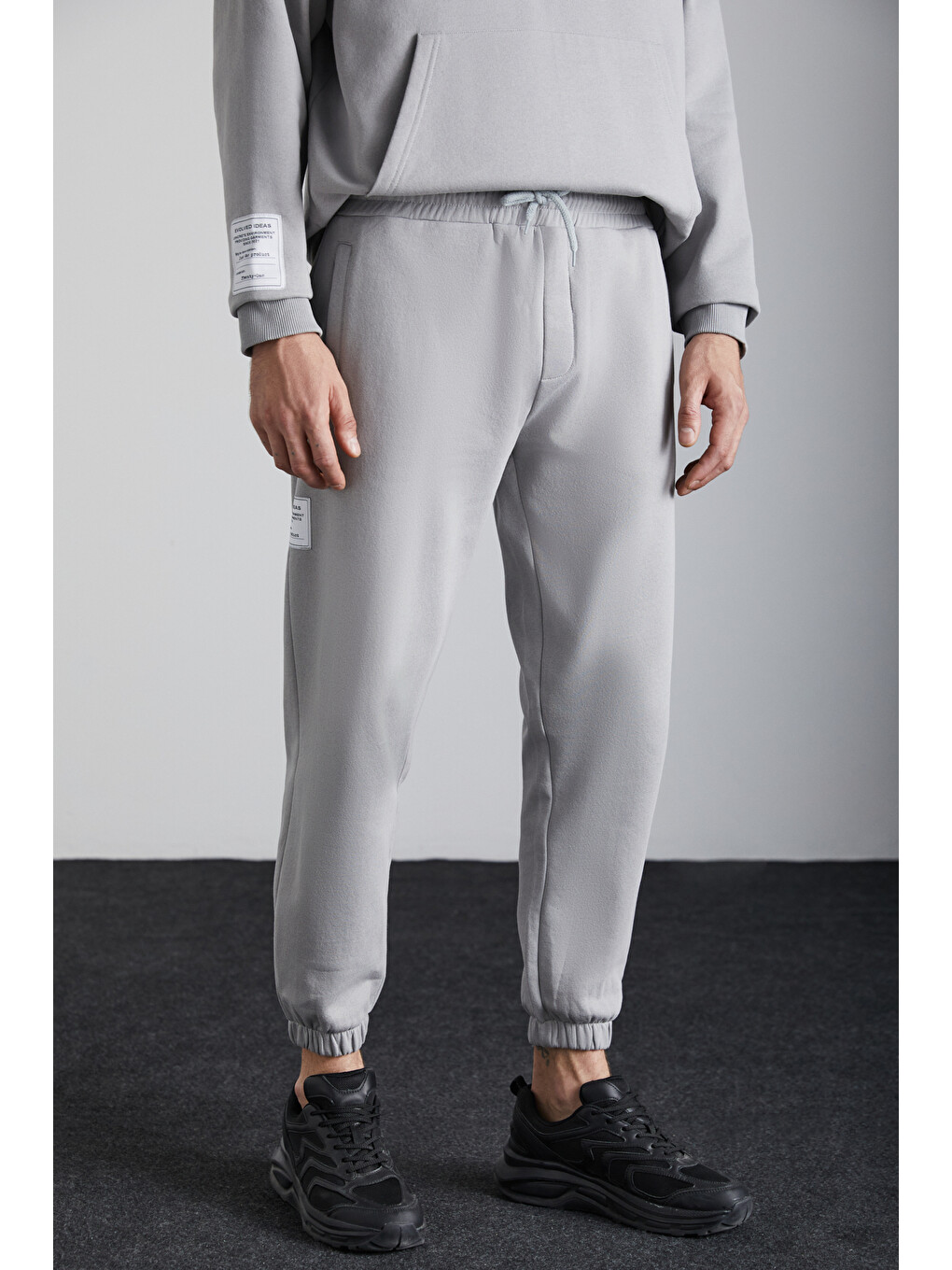 Ashbourne Erkek Oversize Fit Kanguru Cepli Lastikli Paça Kol Etiket Detaylı Gri Eşofman Takımı-2