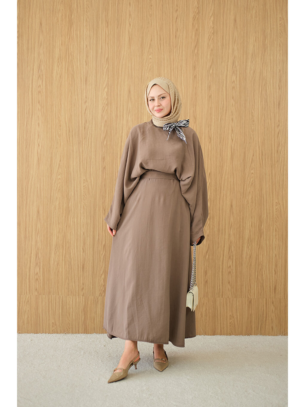 Kahverengi Kadın Pelerin Kol Yandan Fular Detaylı Takım Sütlü Kahve-3