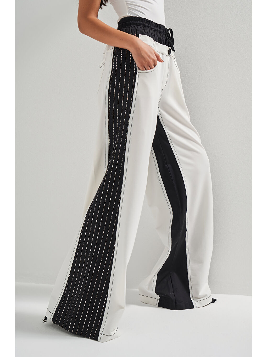 Kadın Ekru Renk Siyah Çizgili Kumaş Bol Kesim Çift Parça Tasarım Pantolon-1