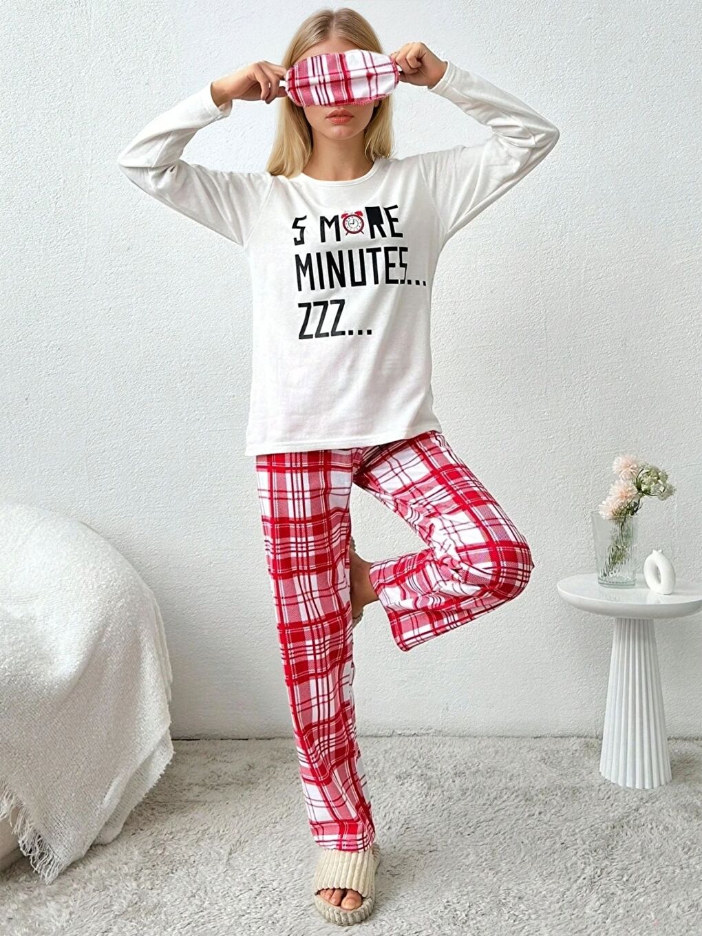 Beyaz Baskılı Uzun Kollu Üst Kırmızı Kareli Pijama Takımı