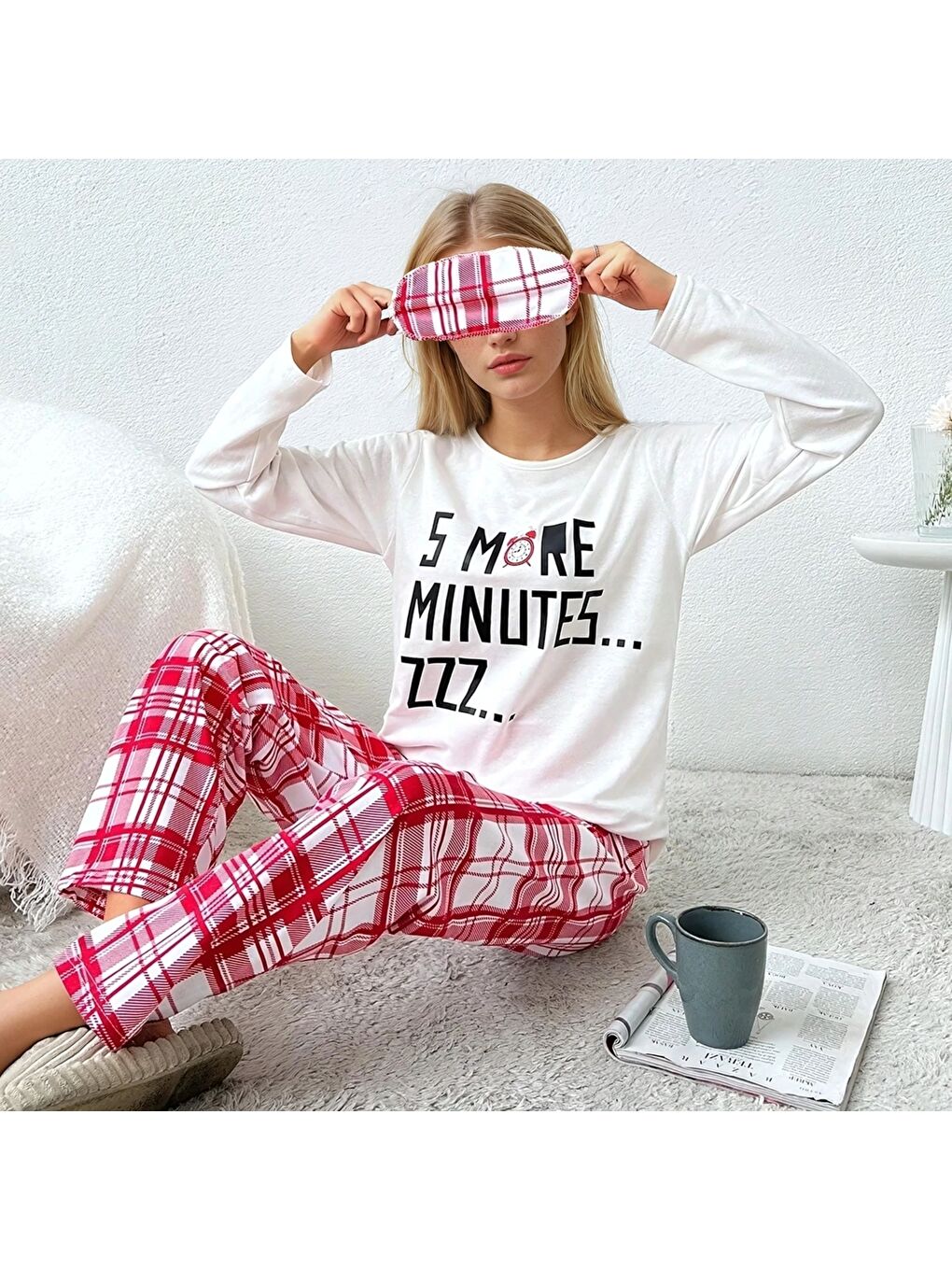 Beyaz Baskılı Uzun Kollu Üst Kırmızı Kareli Pijama Takımı-1
