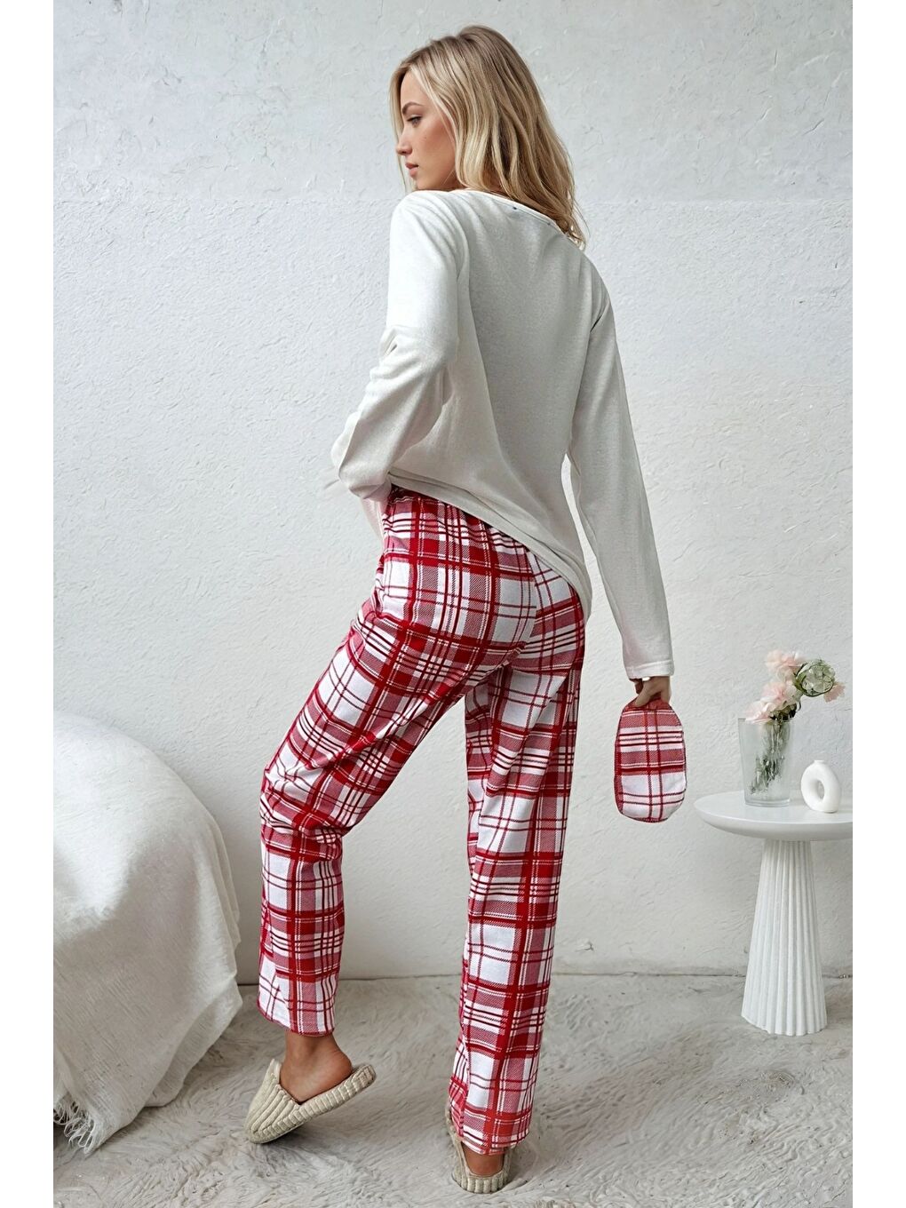 Beyaz Baskılı Uzun Kollu Üst Kırmızı Kareli Pijama Takımı-2