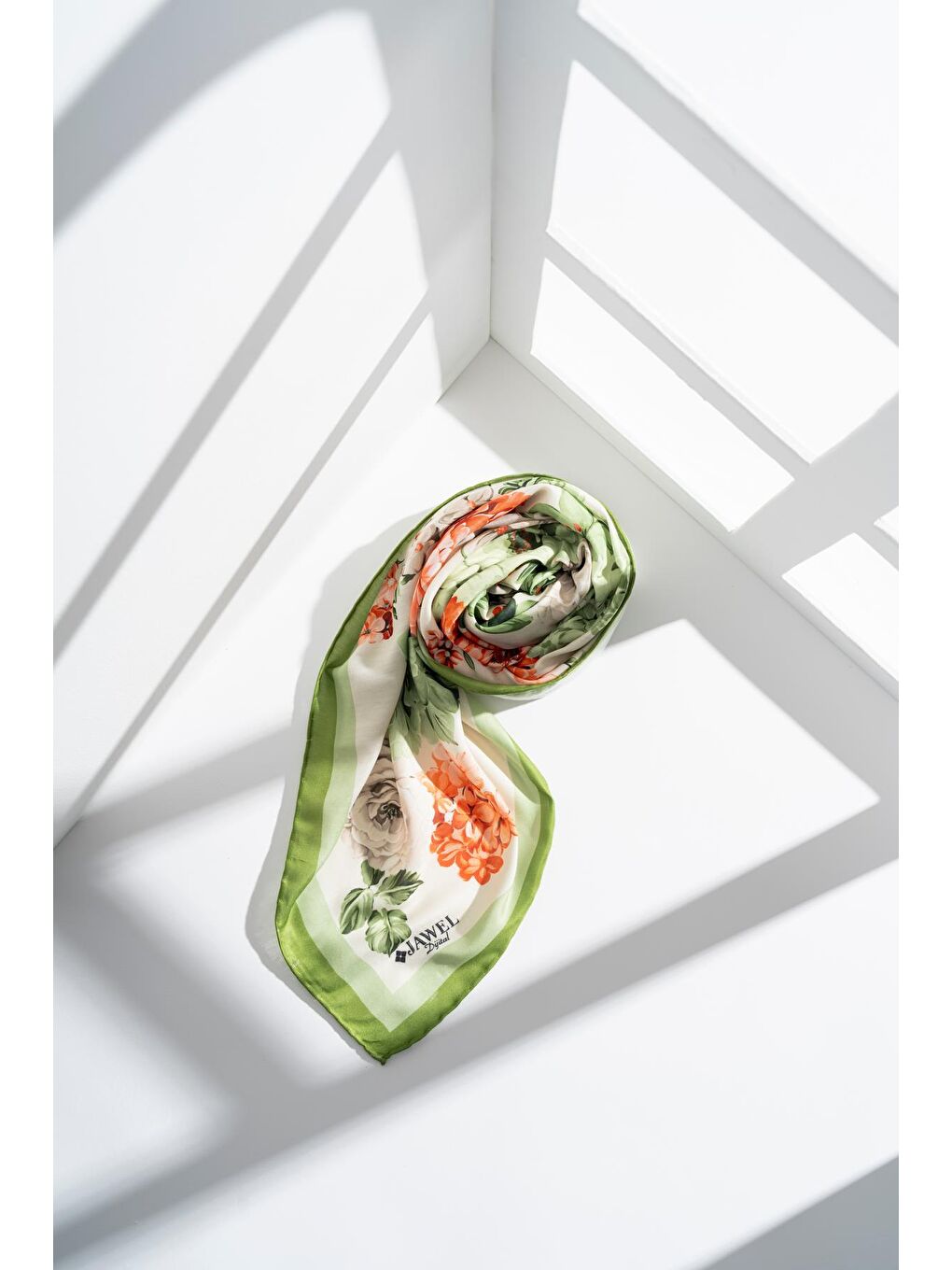 Yeşil Kadın Tesettür Digital Baskılı Gül Desen Eşarp-3