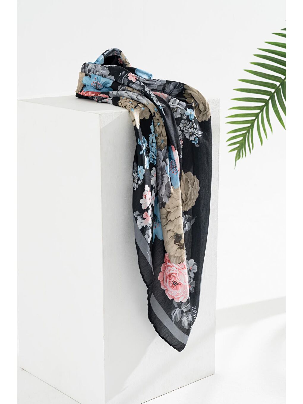 Siyah Kadın Tesettür Digital Baskılı Gül Desen Eşarp