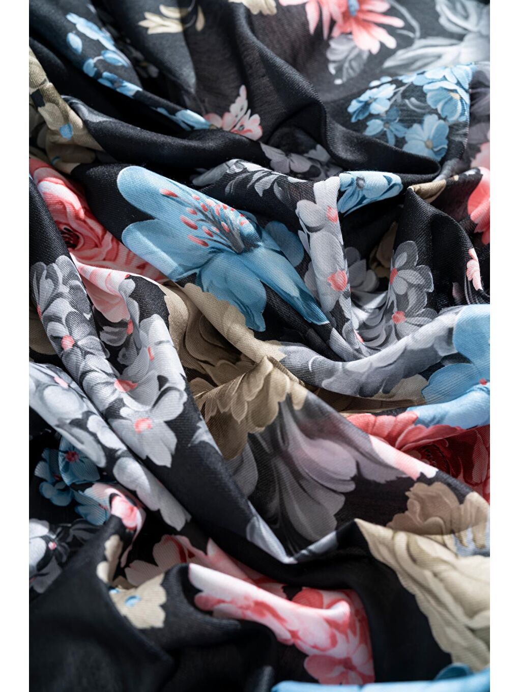 Siyah Kadın Tesettür Digital Baskılı Gül Desen Eşarp-1