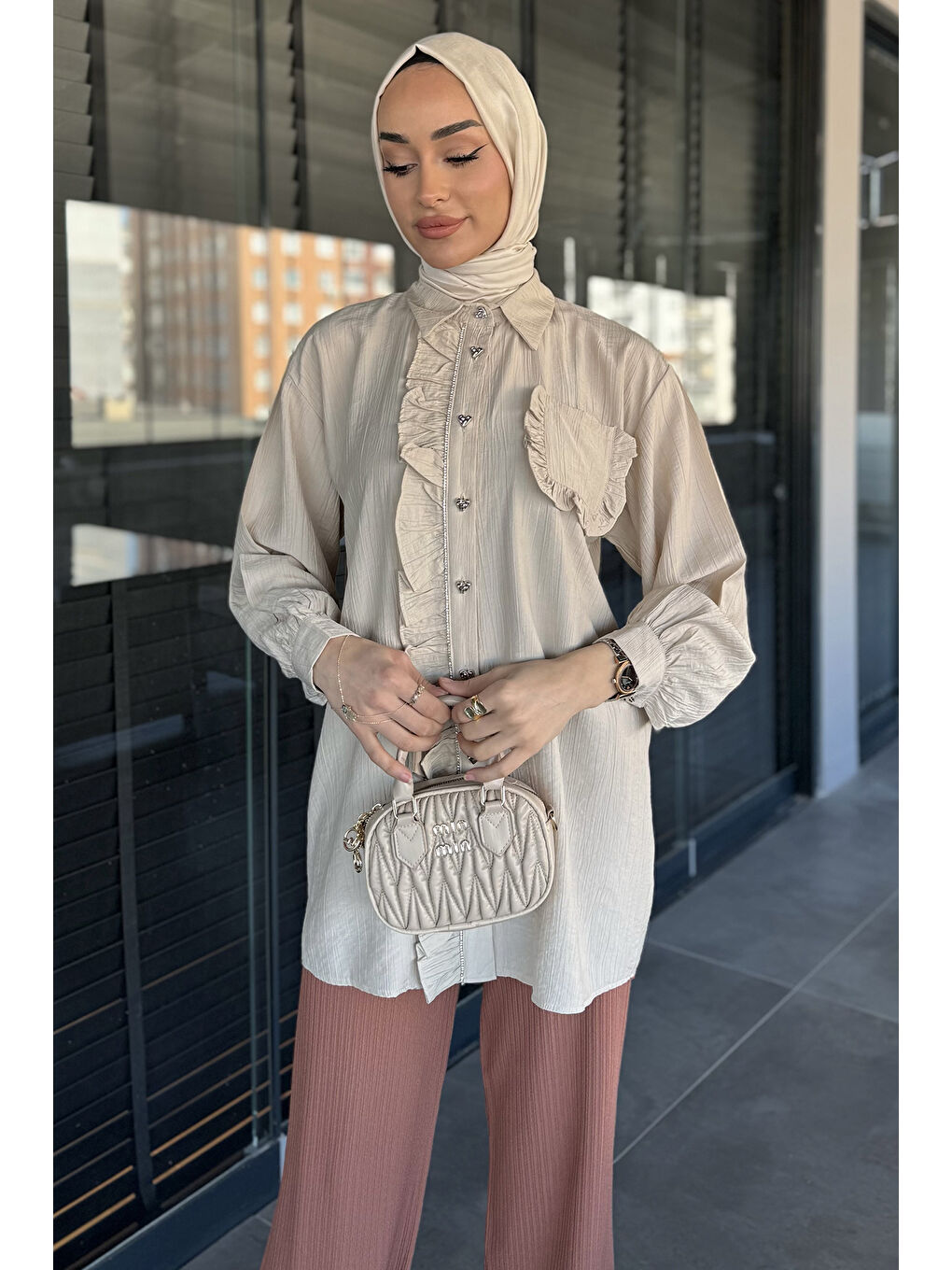 Bej Ön Taş Ve Fırfır Detaylı Tesettür Gömlek