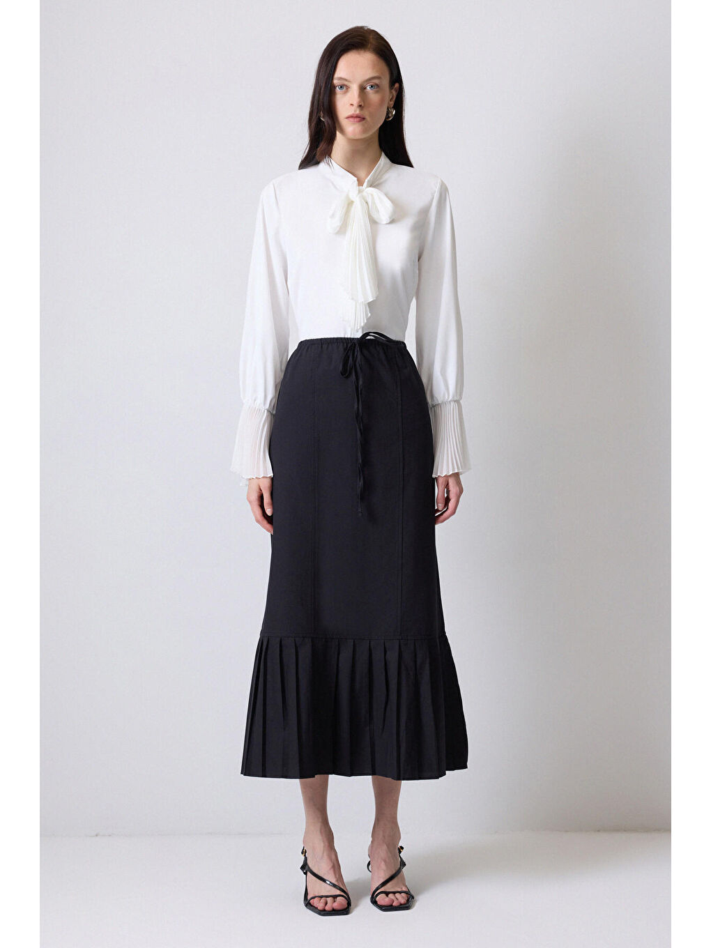 Siyah Beli Lastikli Pileli Etek-1