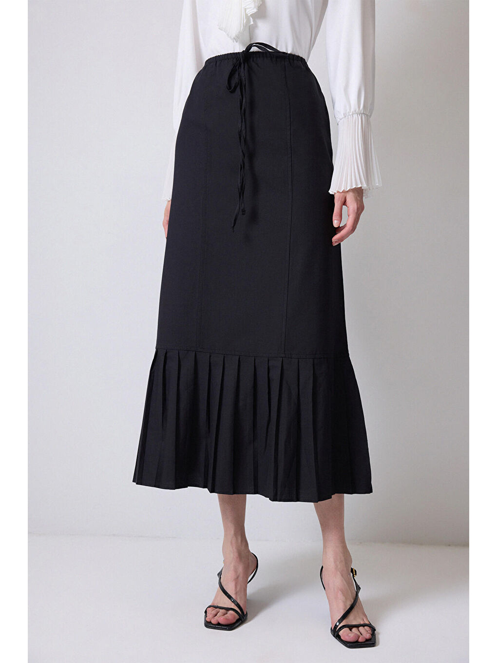 Siyah Beli Lastikli Pileli Etek-2