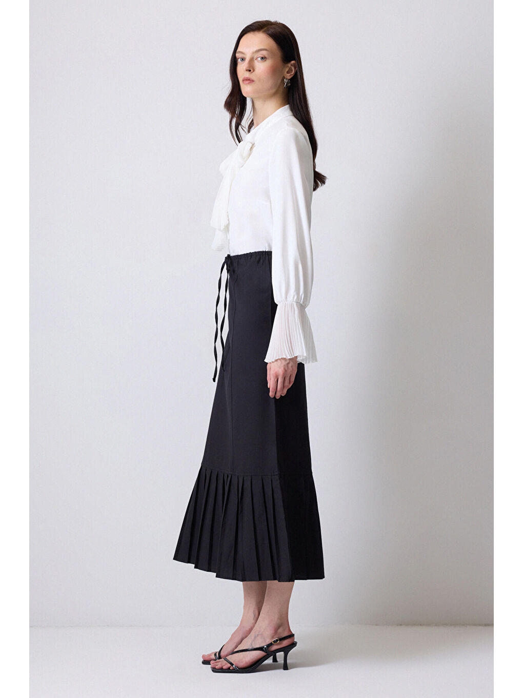 Siyah Beli Lastikli Pileli Etek-3