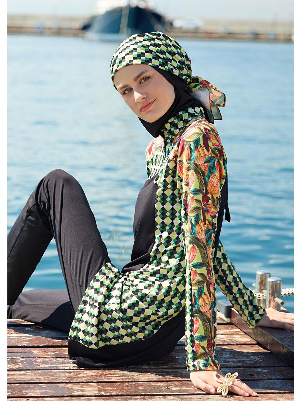 Siyah Fit Yeşil Çiçekli Mayo Üstü