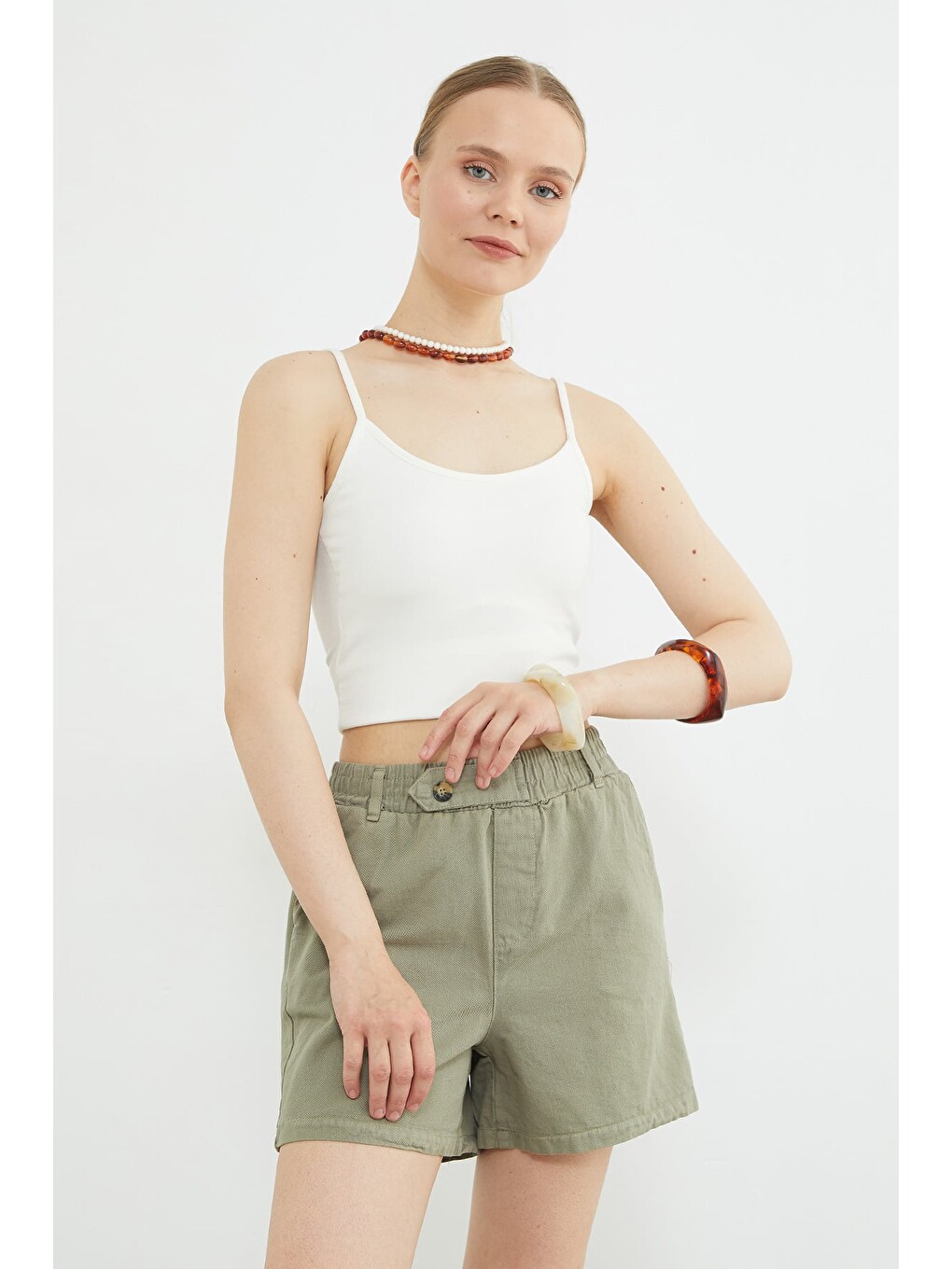 Haki Beli Lastikli Düğme Detaylı Gabardin Şort-4