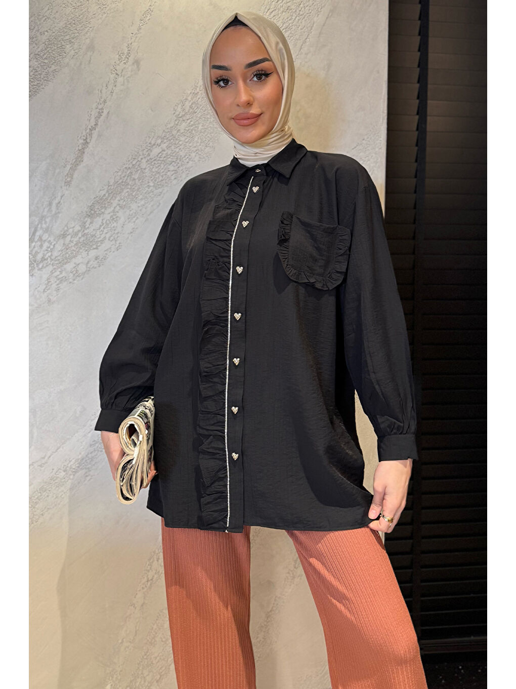 Siyah Ön Taş Ve Fırfır Detaylı Tesettür Gömlek-3