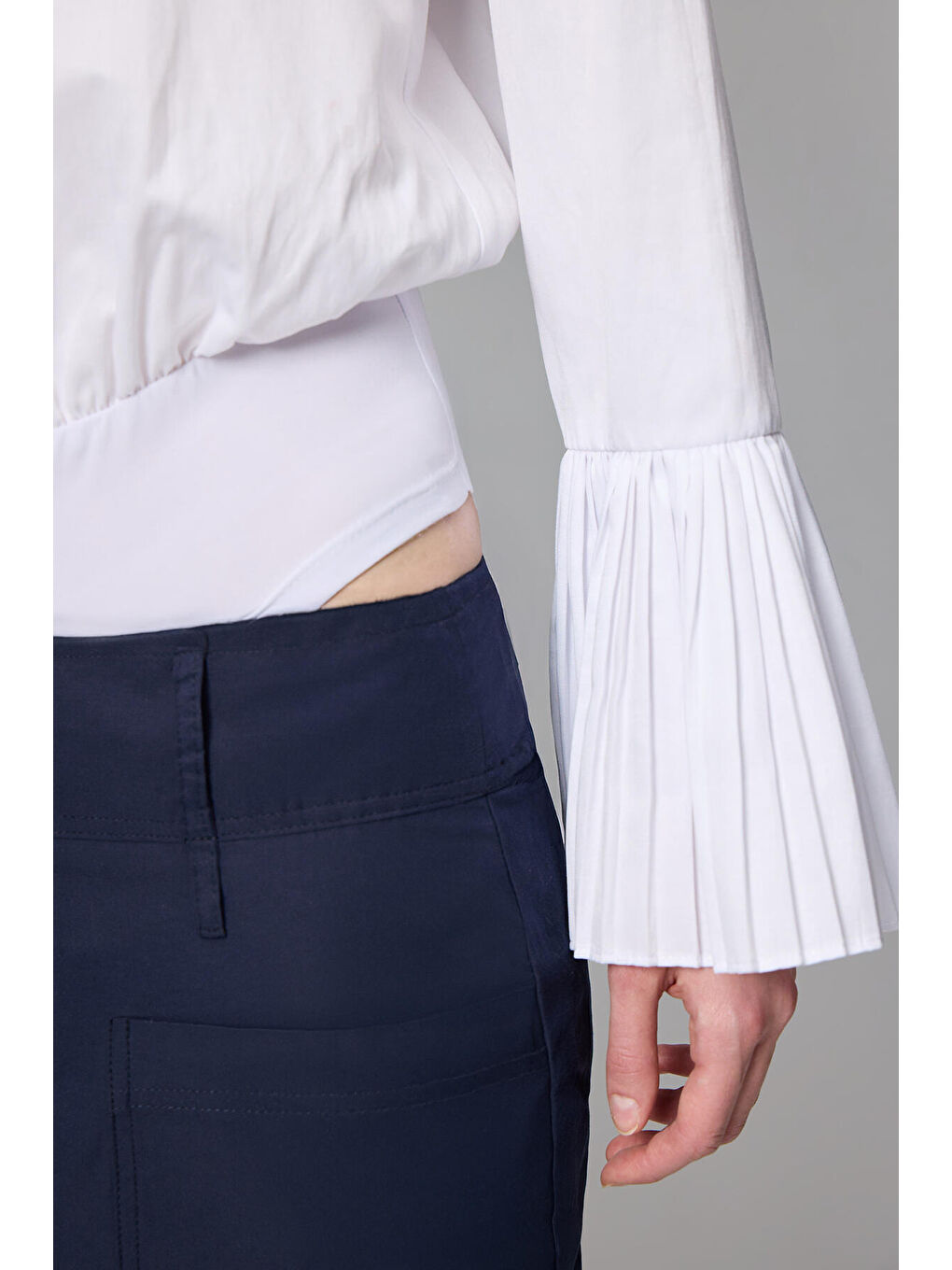 Beyaz Pileli Manşet Gömlek Body-5