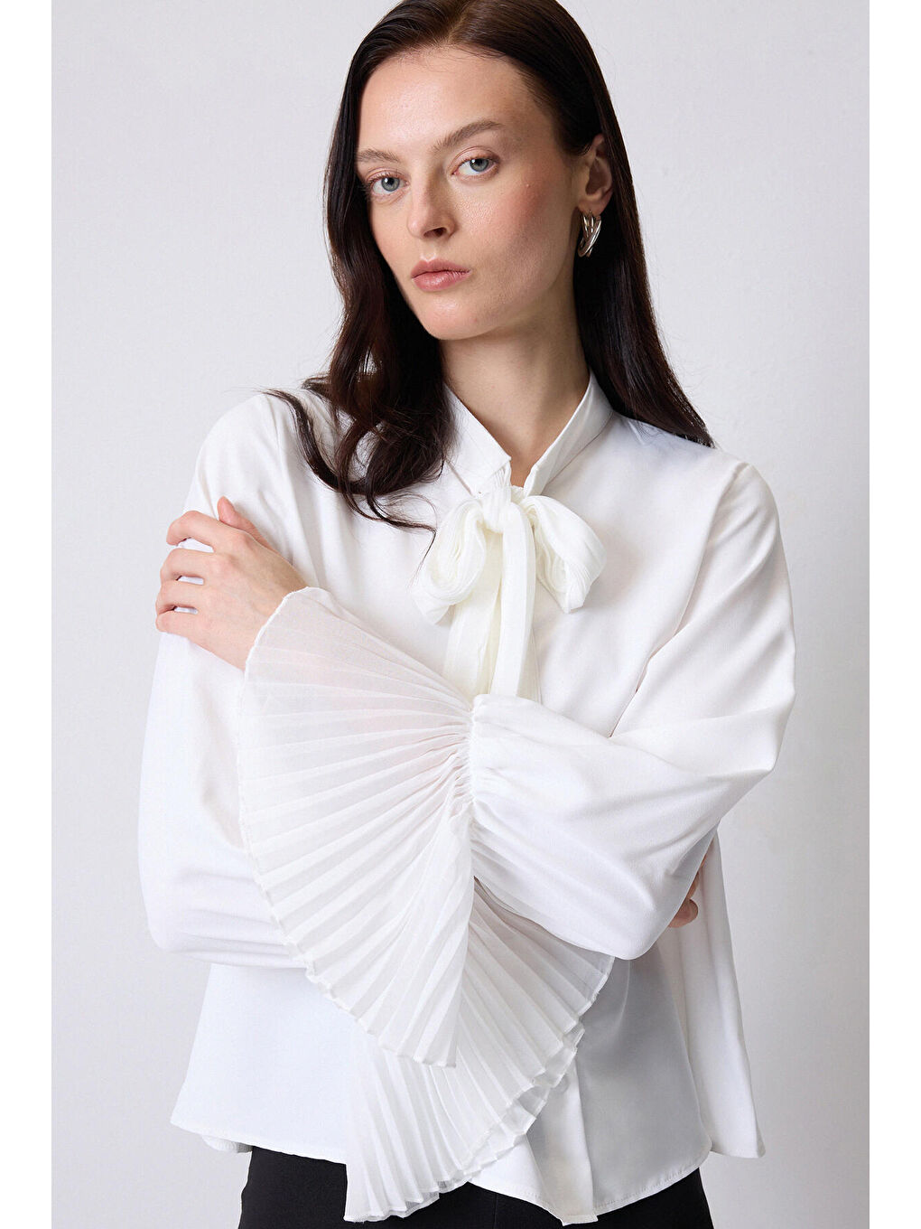 Beyaz Şifon Piliseli Fular Yaka Bluz