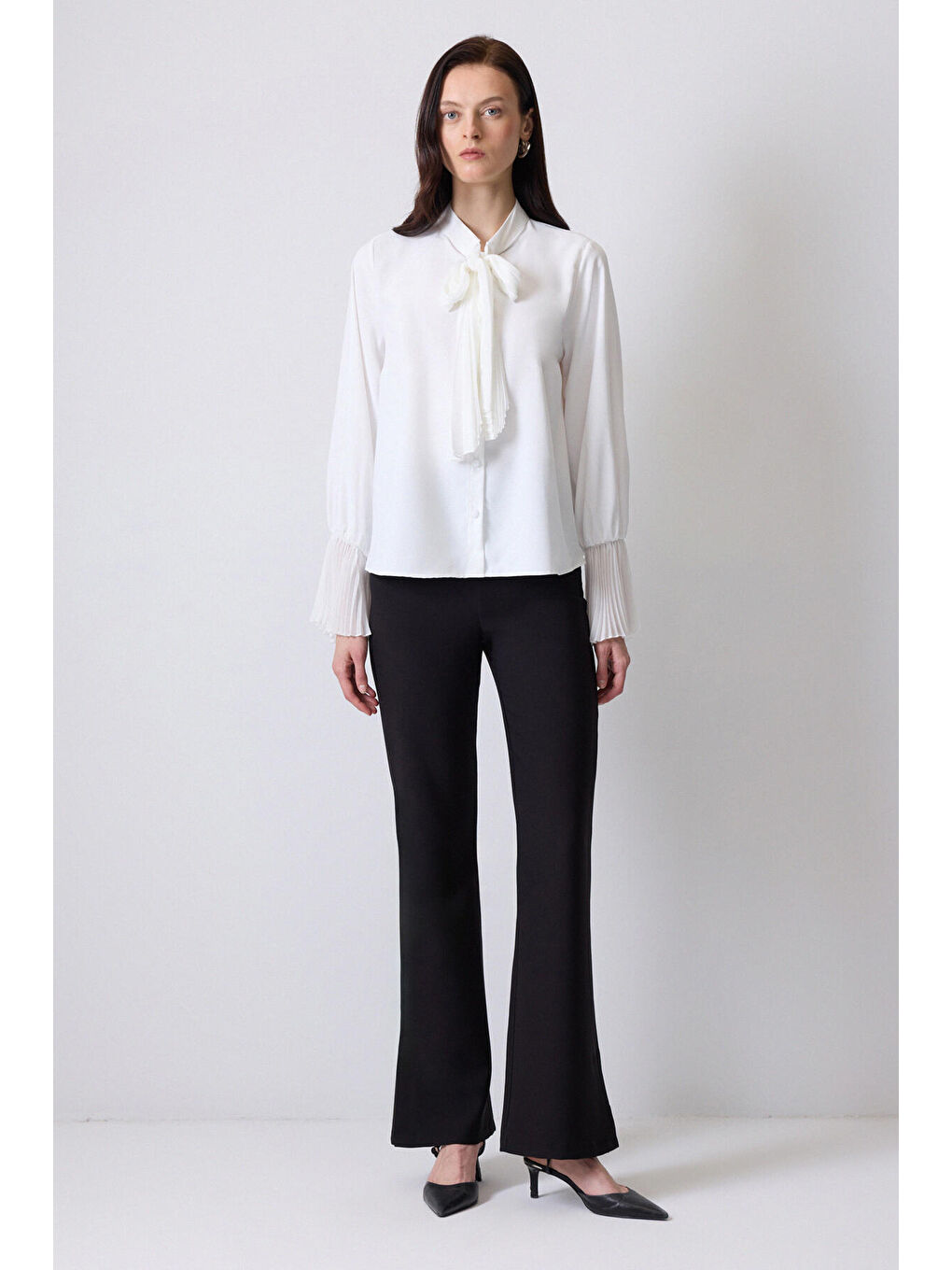 Beyaz Şifon Piliseli Fular Yaka Bluz-1