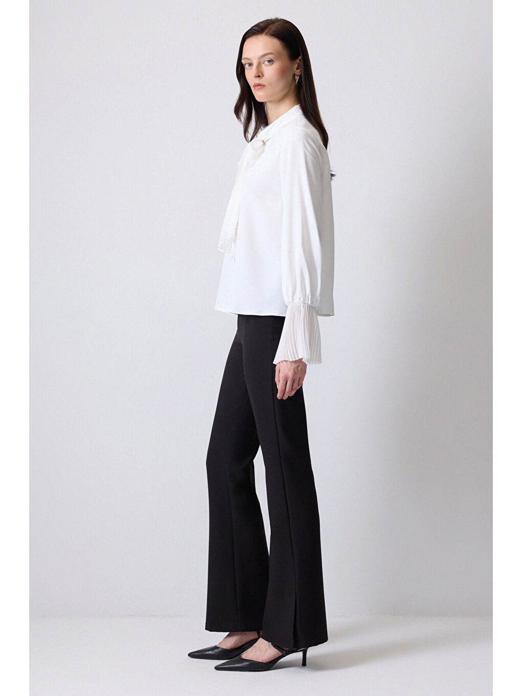 Beyaz Şifon Piliseli Fular Yaka Bluz-2