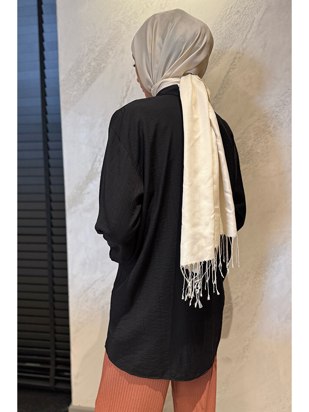 Siyah Ön Taş Ve Fırfır Detaylı Tesettür Gömlek-7