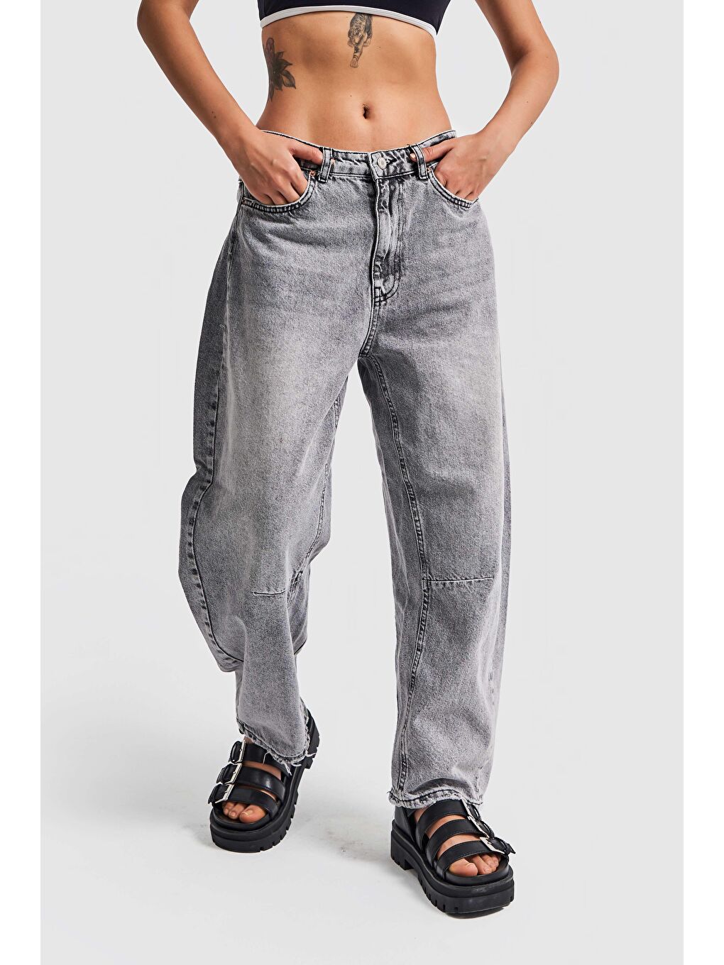 Kadın Gri Füme Renk Barrel Fit Düşük Bel Bol Kesim Denim