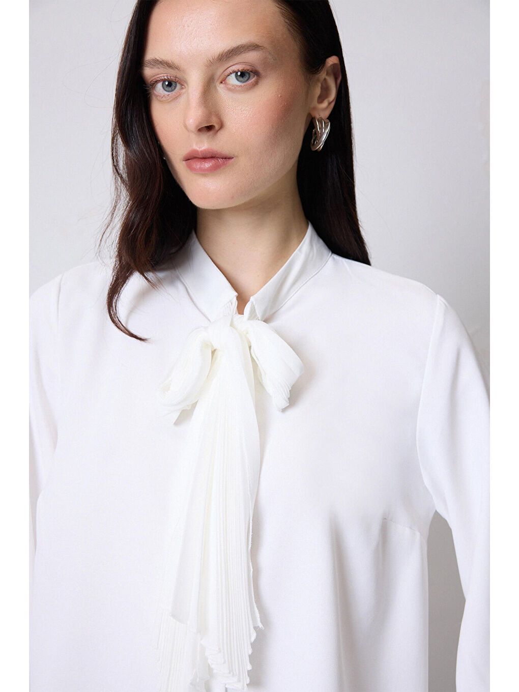 Beyaz Şifon Piliseli Fular Yaka Bluz-4