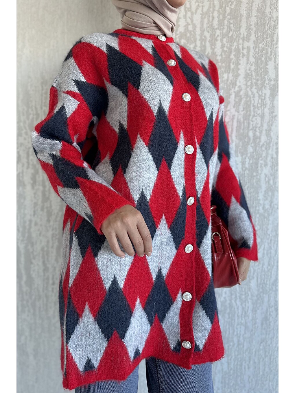 Kırmızı İnci Düğmeli Geometrik Desenli Tesettür Triko Hırka (s-m-l-xl Beden Uyumludur.)-5