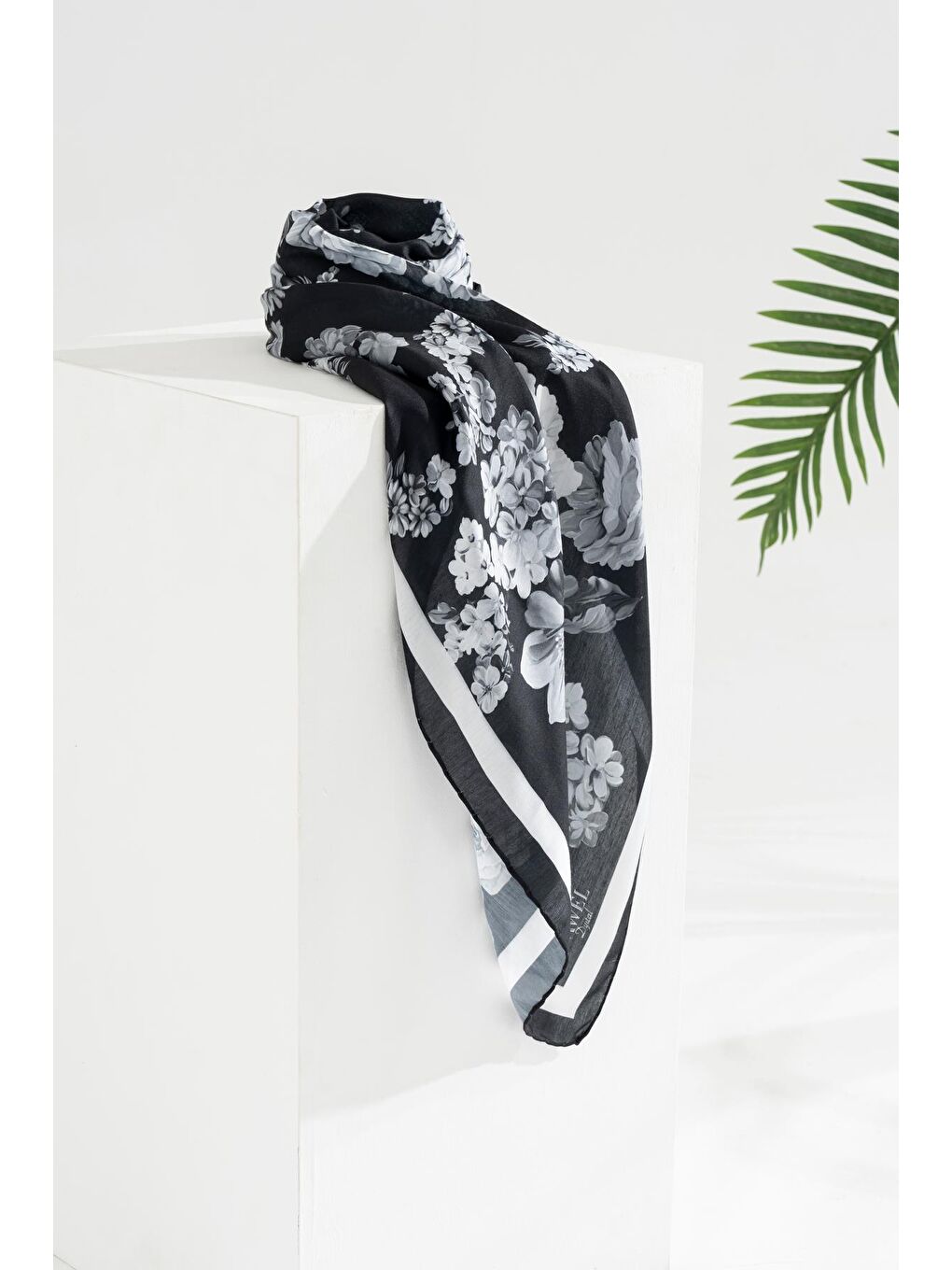 Siyah Kadın Tesettür Digital Baskılı Gül Desen Eşarp