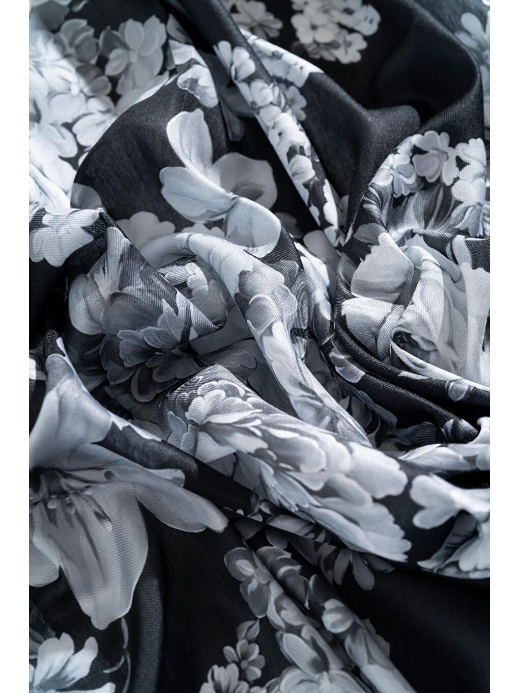 Siyah Kadın Tesettür Digital Baskılı Gül Desen Eşarp-1