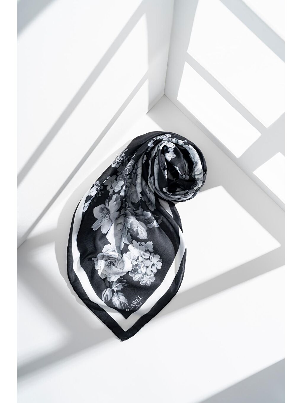 Siyah Kadın Tesettür Digital Baskılı Gül Desen Eşarp-3