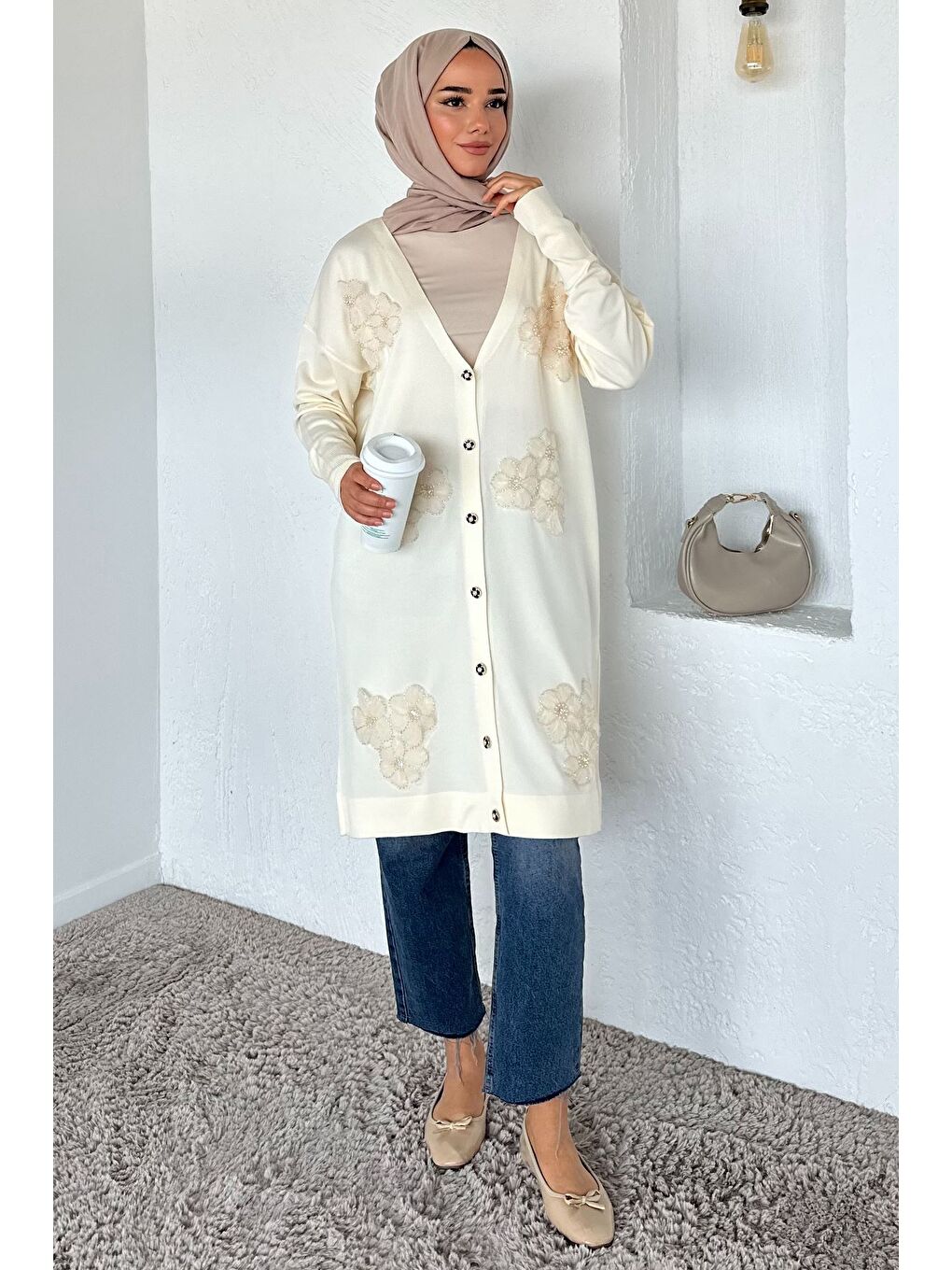 Ekru Gülseli Çiçek Fistolu Taş İşlemeli Ön Düğmeli Tesettür Triko Hırka