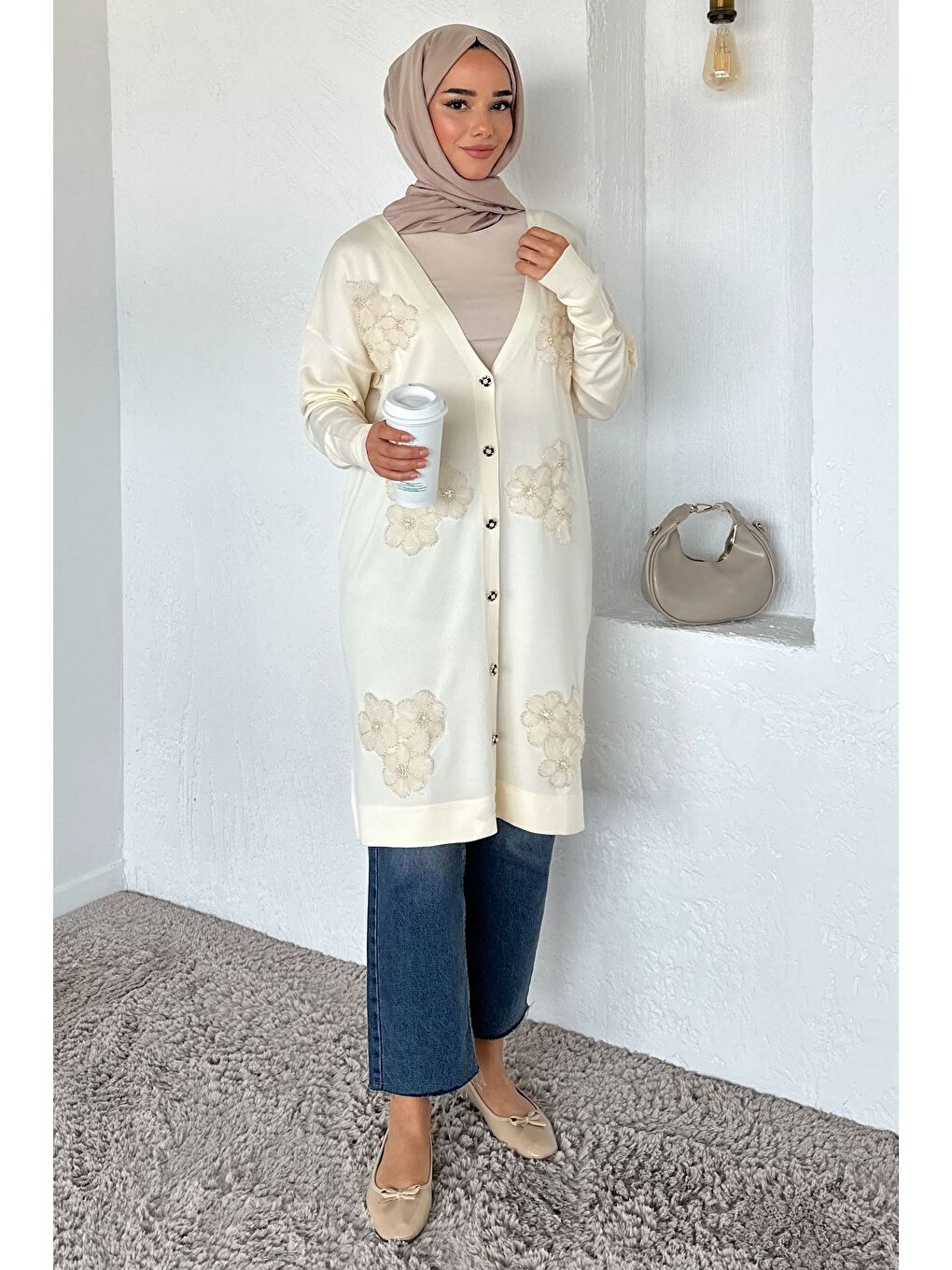 Ekru Gülseli Çiçek Fistolu Taş İşlemeli Ön Düğmeli Tesettür Triko Hırka-1
