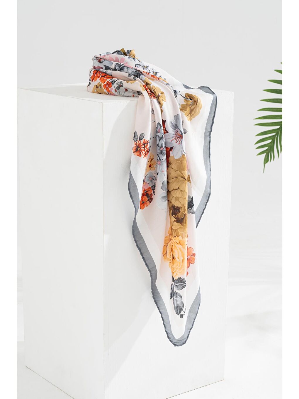 Gri Kadın Tesettür Digital Baskılı Gül Desen Eşarp