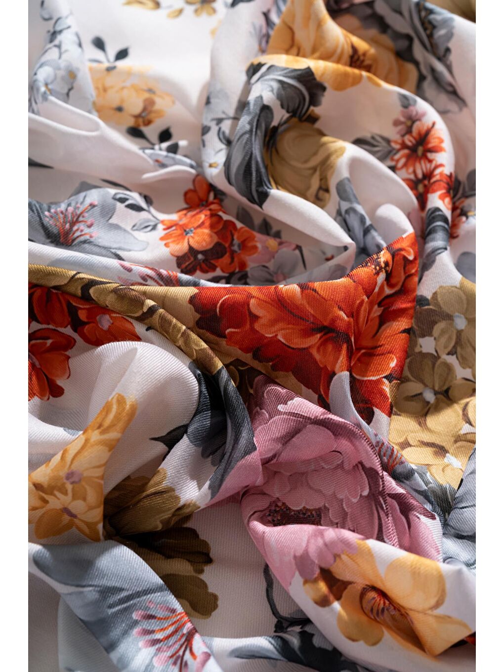 Gri Kadın Tesettür Digital Baskılı Gül Desen Eşarp-1