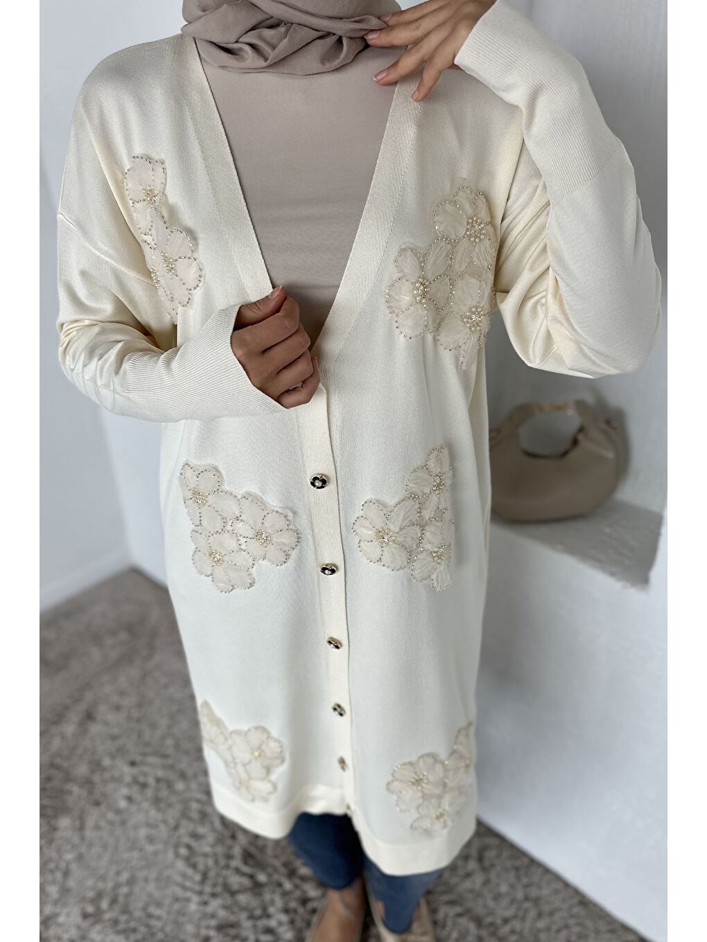 Ekru Gülseli Çiçek Fistolu Taş İşlemeli Ön Düğmeli Tesettür Triko Hırka-3