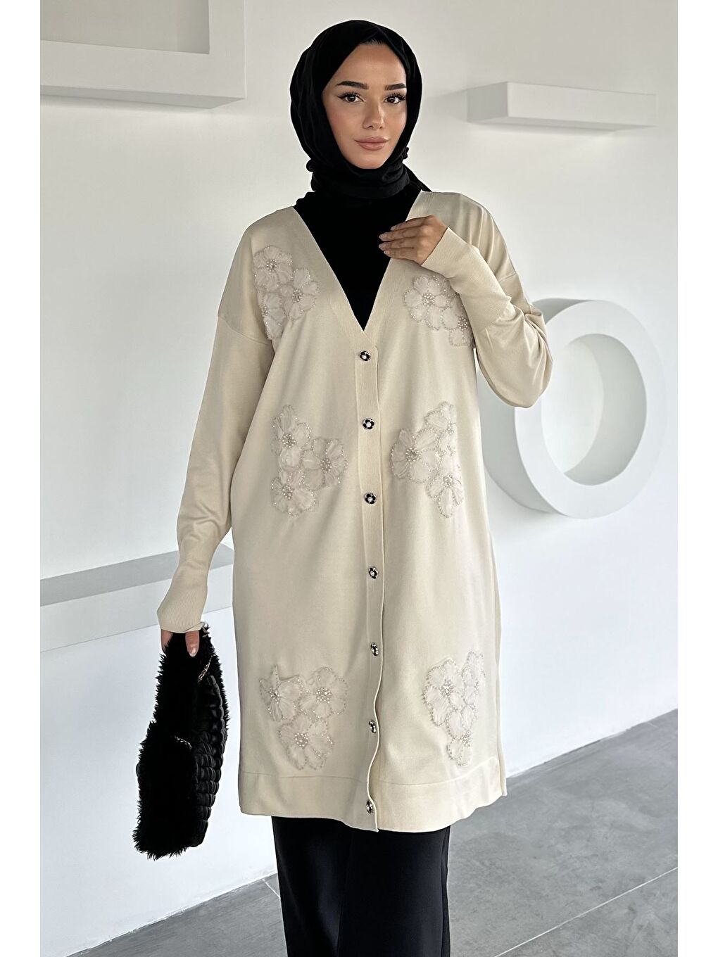 Bej Gülseli Çiçek Fistolu Taş İşlemeli Ön Düğmeli Tesettür Triko Hırka-1