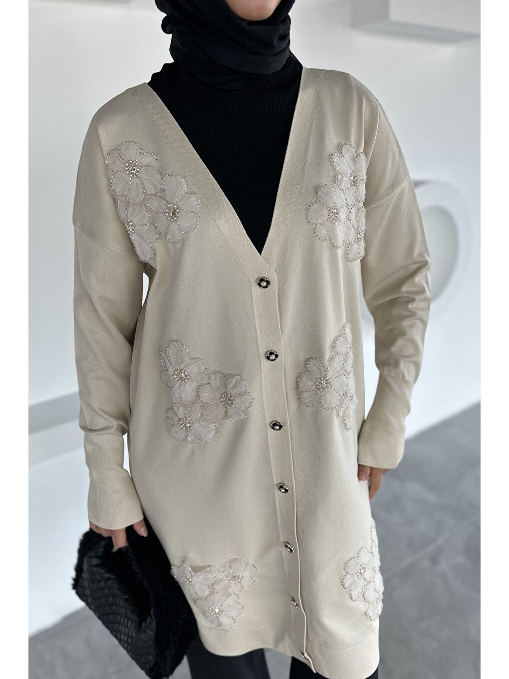 Bej Gülseli Çiçek Fistolu Taş İşlemeli Ön Düğmeli Tesettür Triko Hırka-3