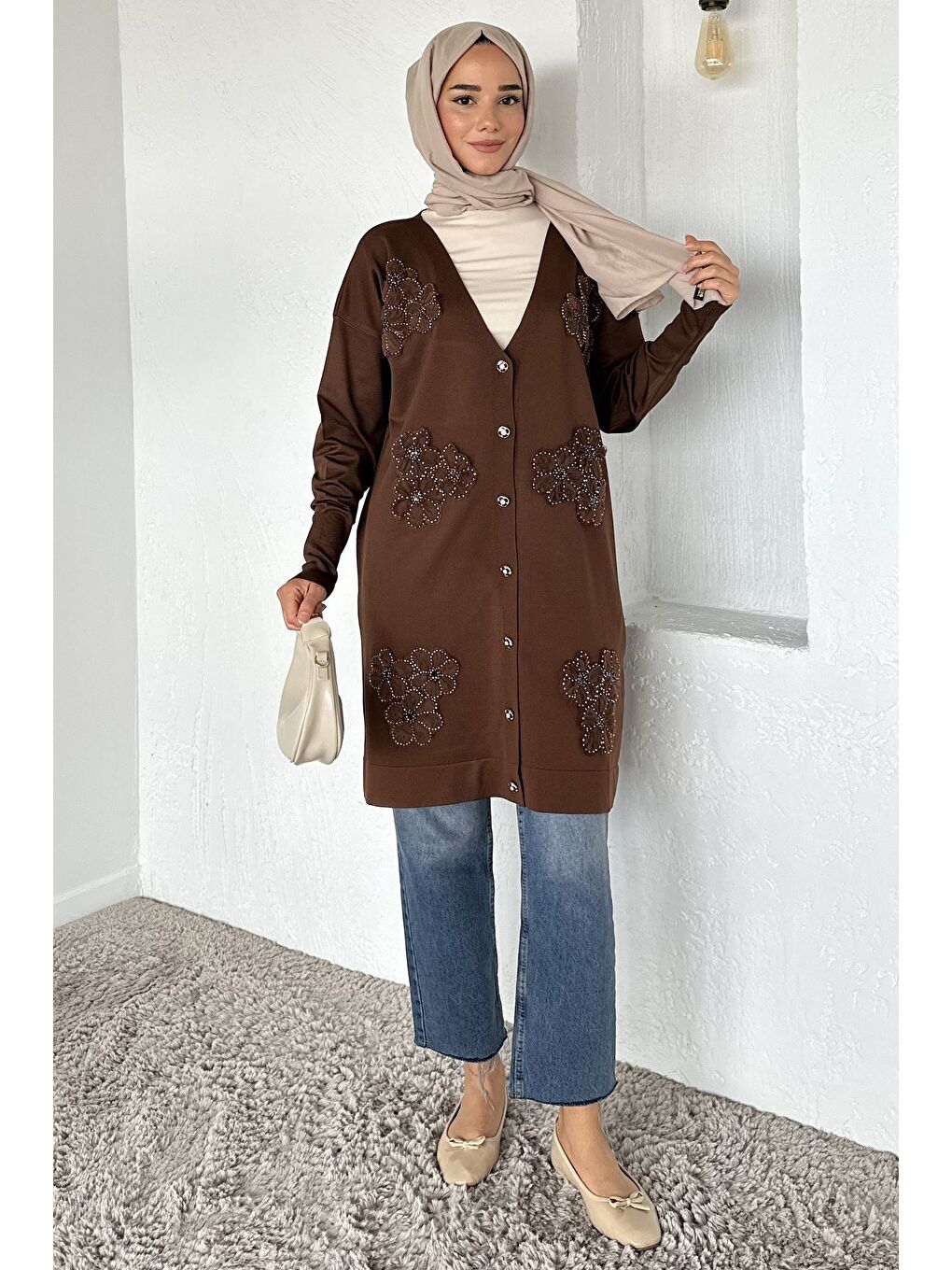 Kahverengi Gülseli Çiçek Fistolu Taş İşlemeli Ön Düğmeli Tesettür Triko Hırka