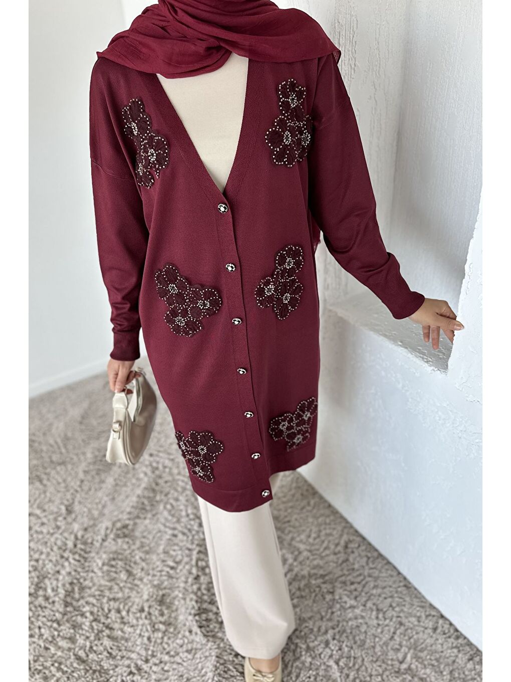 Bordo Gülseli Çiçek Fistolu Taş İşlemeli Ön Düğmeli Tesettür Triko Hırka-3