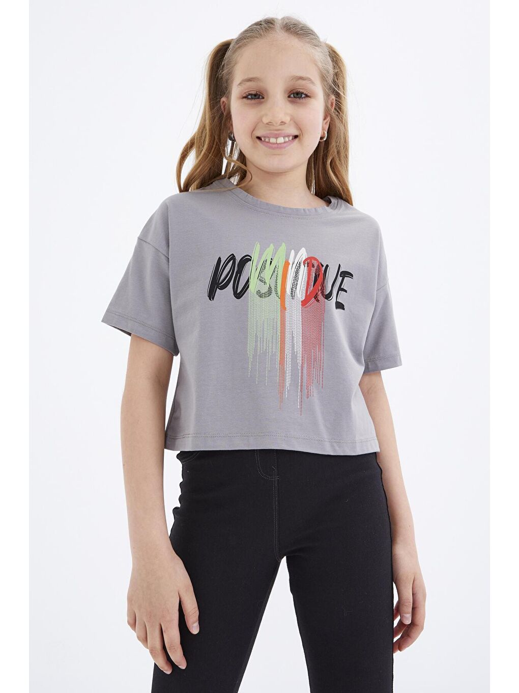 TOMMYLIFE Gri Renkli Yazı Baskılı O Yaka Oversize Düşük Omuz Kız Çocuk Crop T-Shirt  - 75036