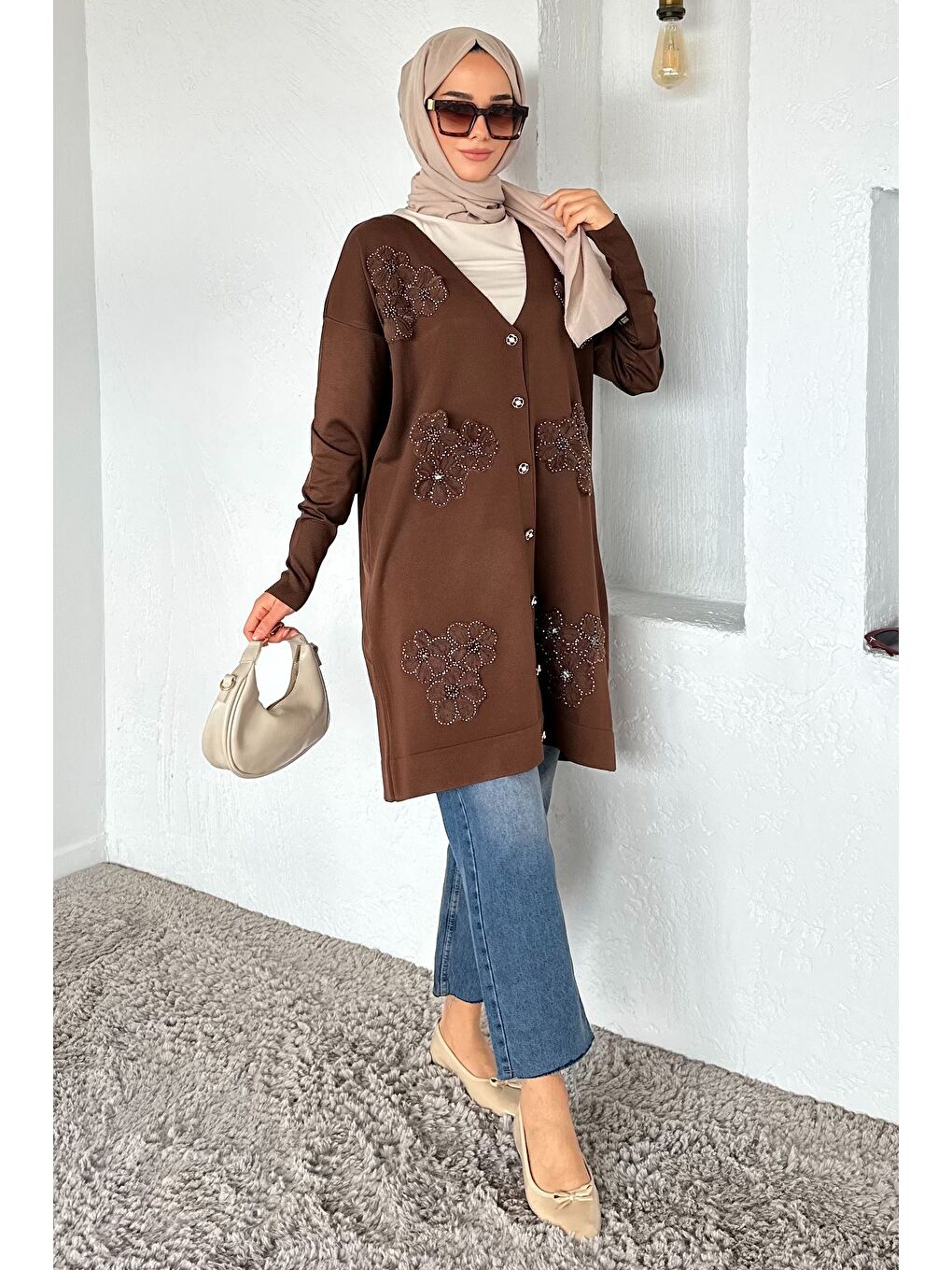 Kahverengi Gülseli Çiçek Fistolu Taş İşlemeli Ön Düğmeli Tesettür Triko Hırka-1