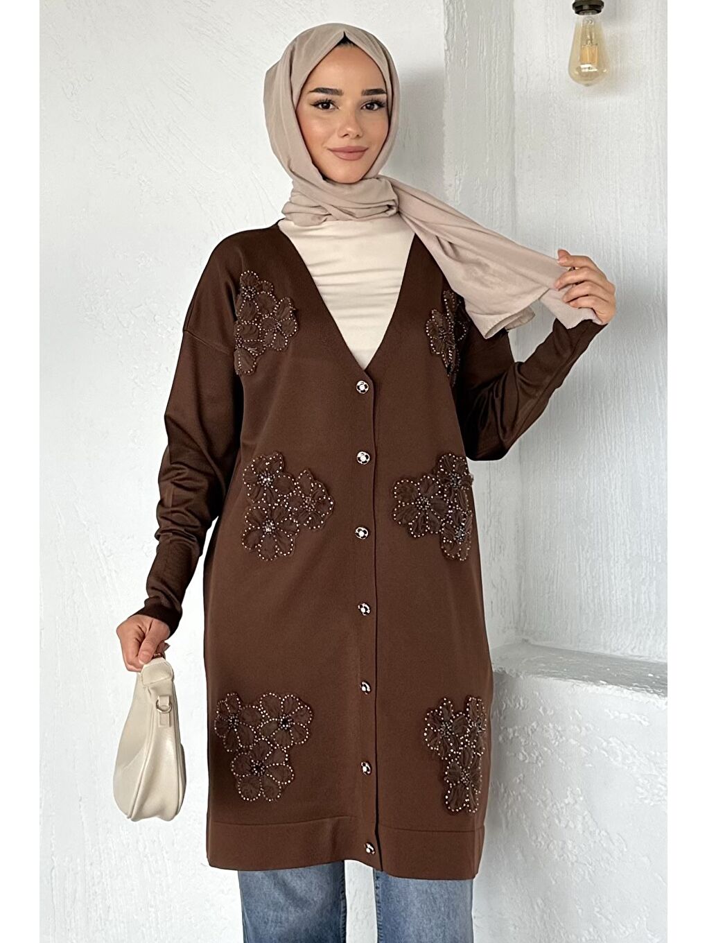 Kahverengi Gülseli Çiçek Fistolu Taş İşlemeli Ön Düğmeli Tesettür Triko Hırka-2