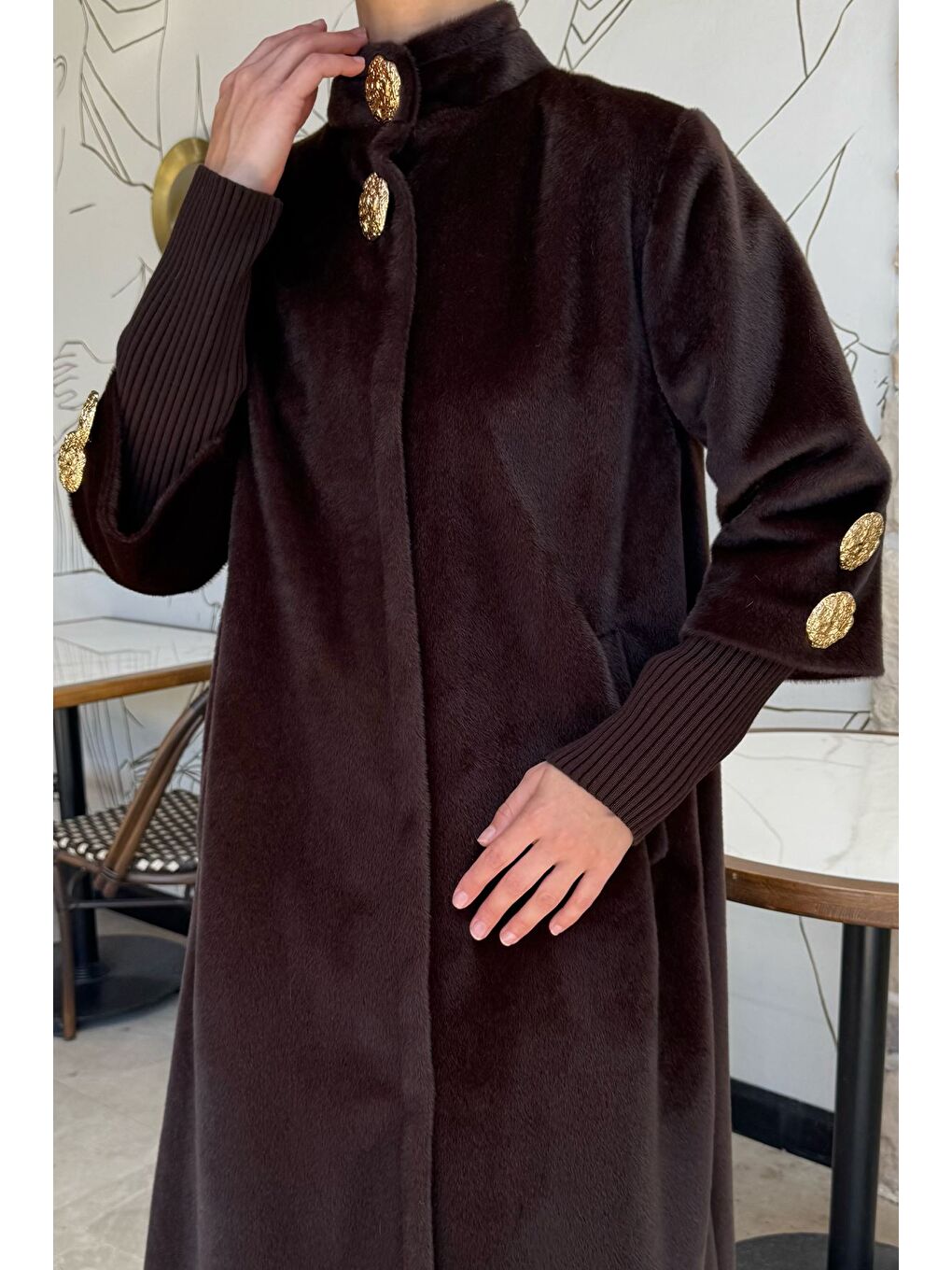 Kahverengi Kadın Gold Düğme Detaylı İç Astarlı Sakallı Kaban-3