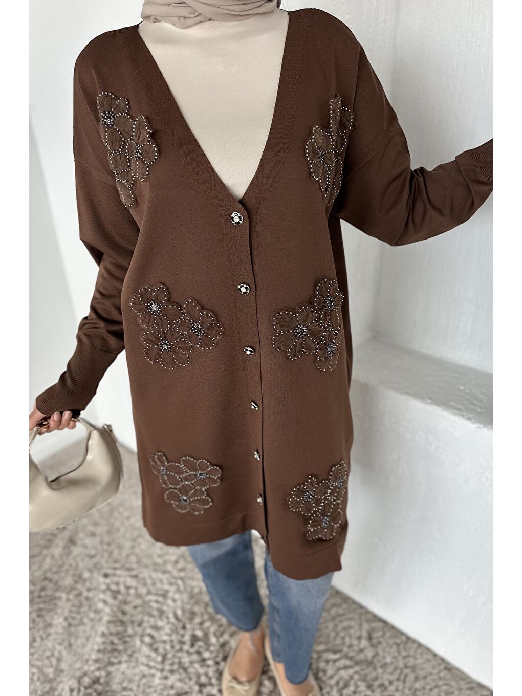 Kahverengi Gülseli Çiçek Fistolu Taş İşlemeli Ön Düğmeli Tesettür Triko Hırka-4