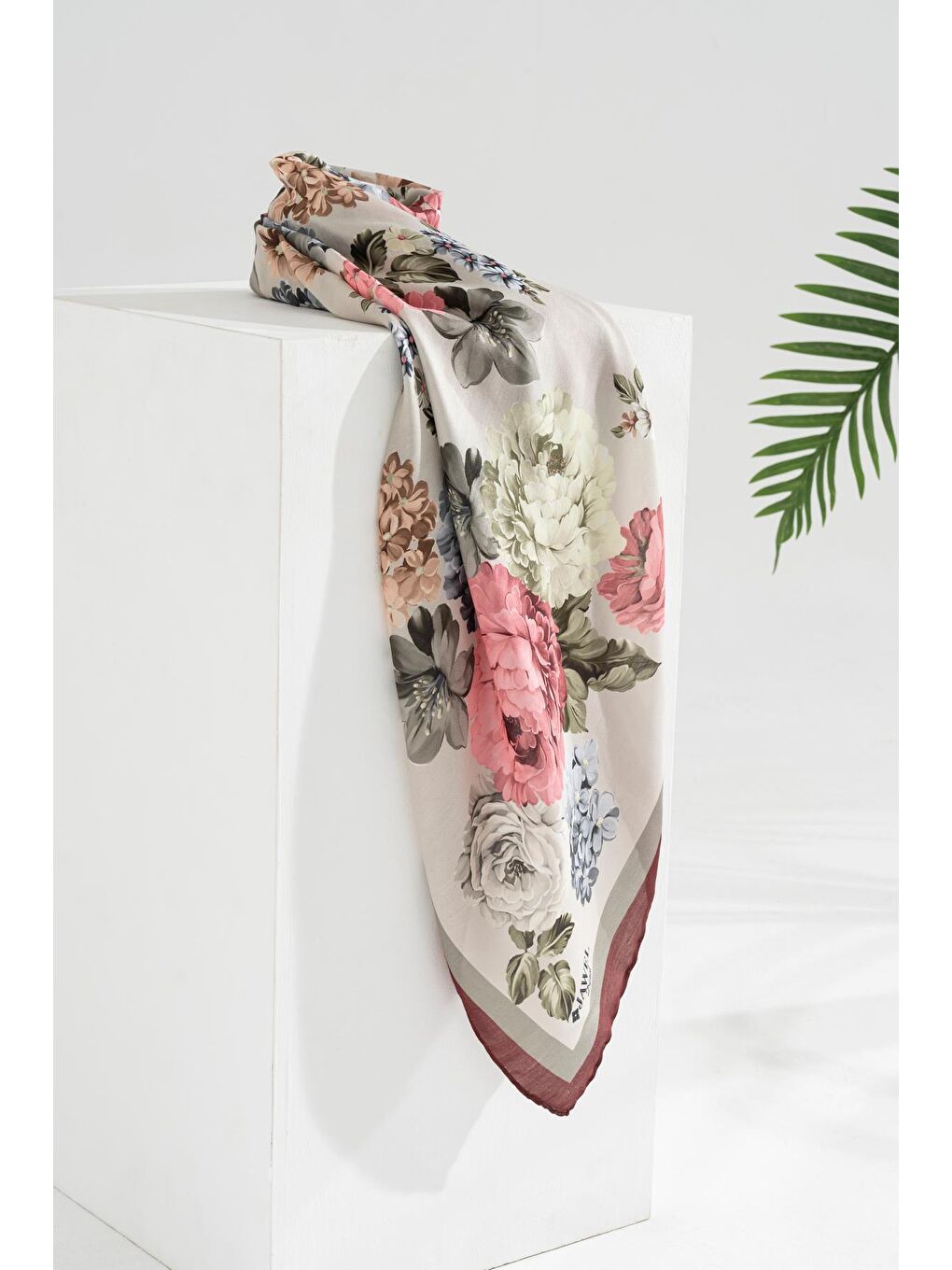 Yeşil Kadın Tesettür Digital Baskılı Gül Desen Eşarp