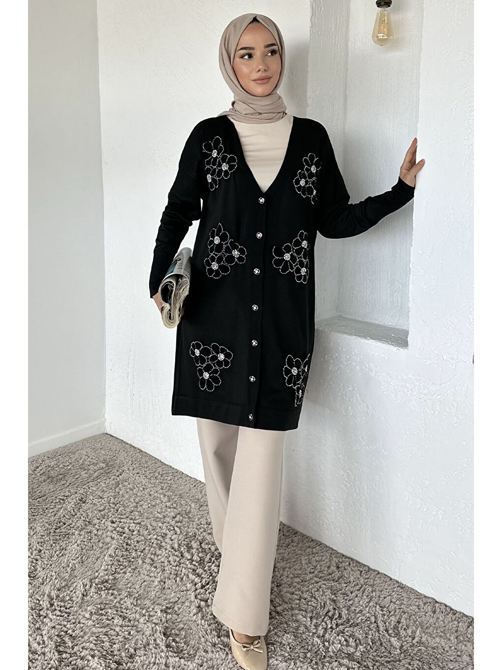 Siyah Gülseli Çiçek Fistolu Taş İşlemeli Ön Düğmeli Tesettür Triko Hırka