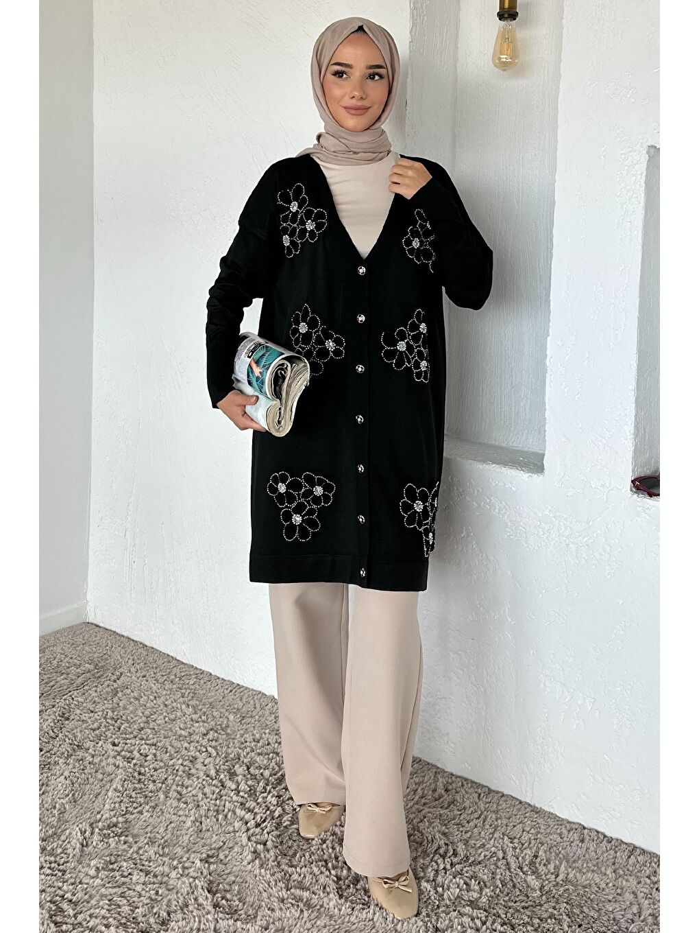 Siyah Gülseli Çiçek Fistolu Taş İşlemeli Ön Düğmeli Tesettür Triko Hırka-1