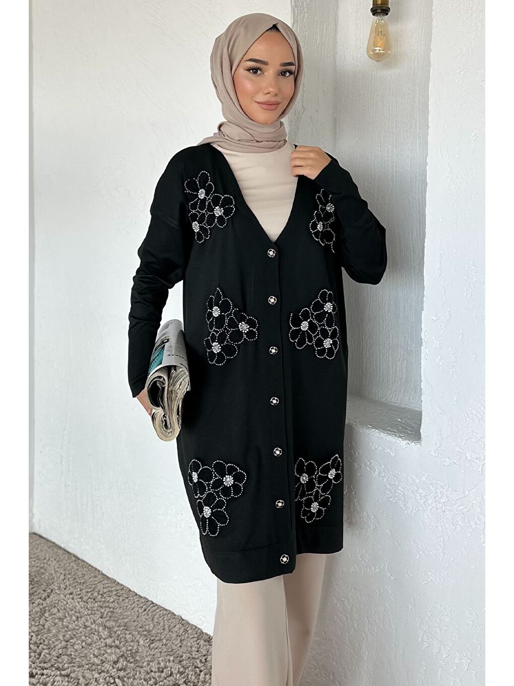 Siyah Gülseli Çiçek Fistolu Taş İşlemeli Ön Düğmeli Tesettür Triko Hırka-2