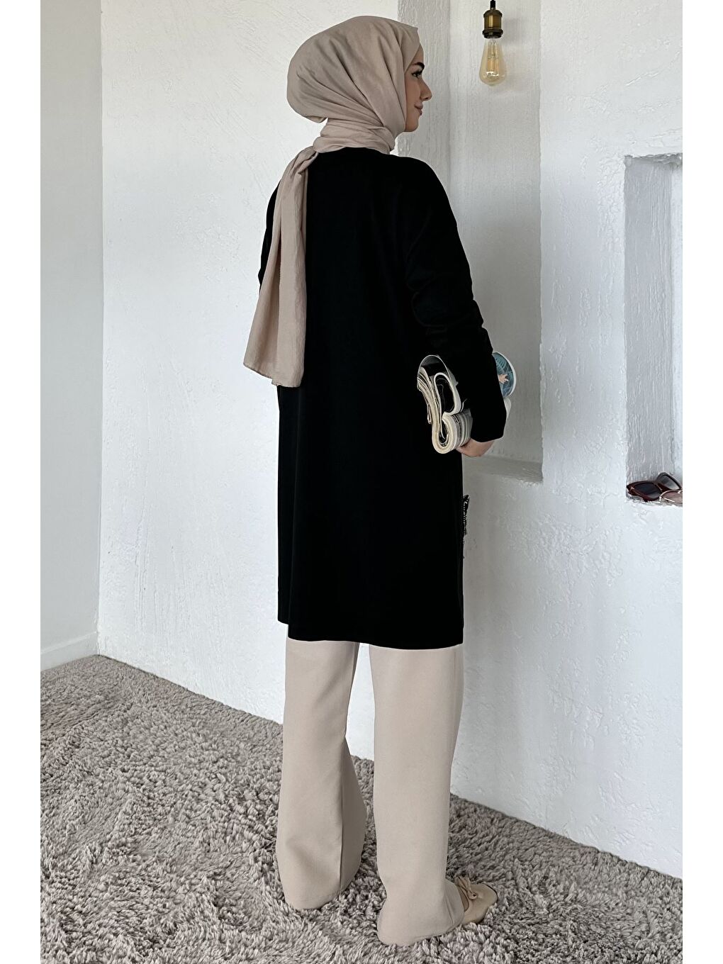 Siyah Gülseli Çiçek Fistolu Taş İşlemeli Ön Düğmeli Tesettür Triko Hırka-3