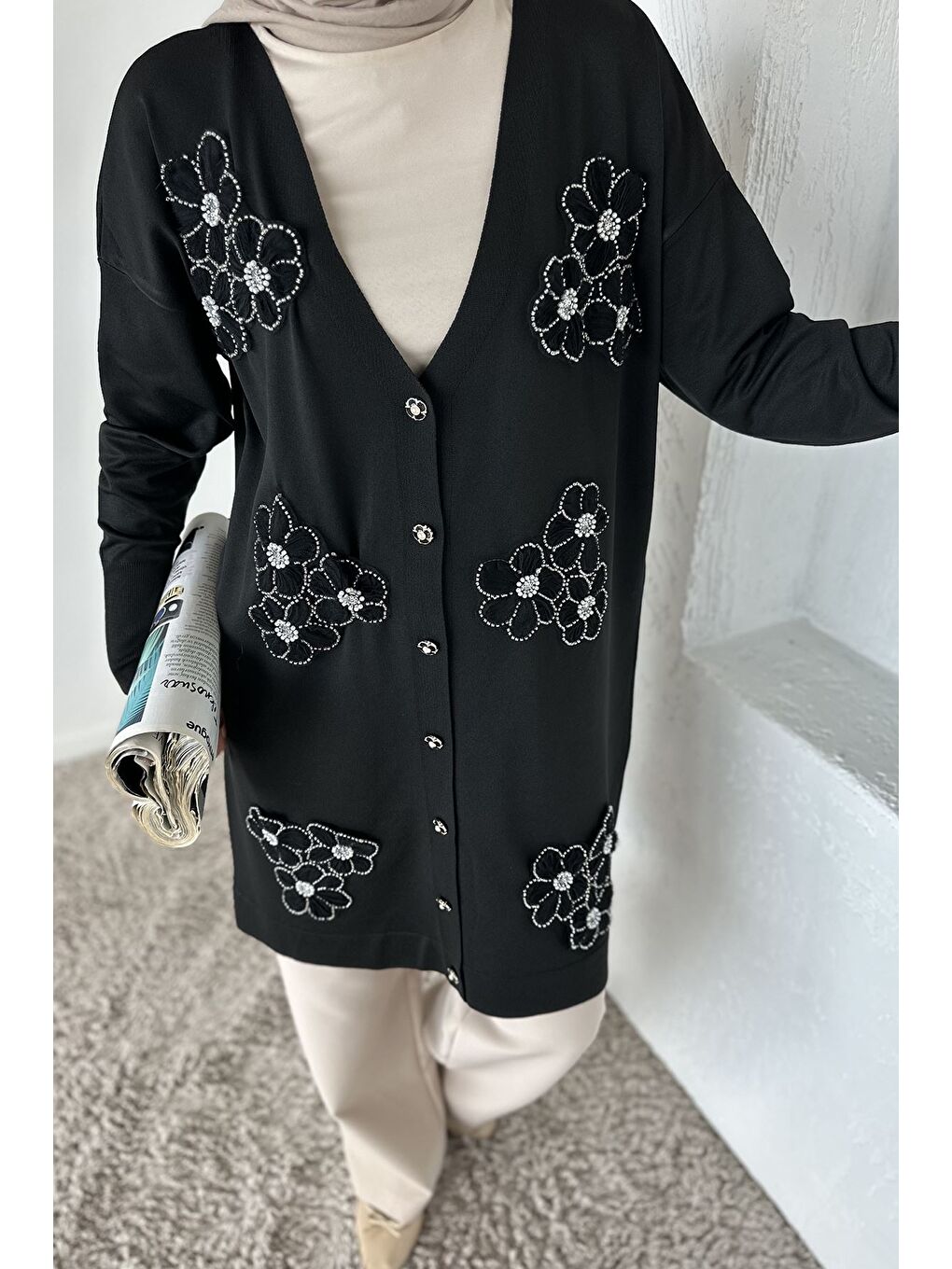 Siyah Gülseli Çiçek Fistolu Taş İşlemeli Ön Düğmeli Tesettür Triko Hırka-4